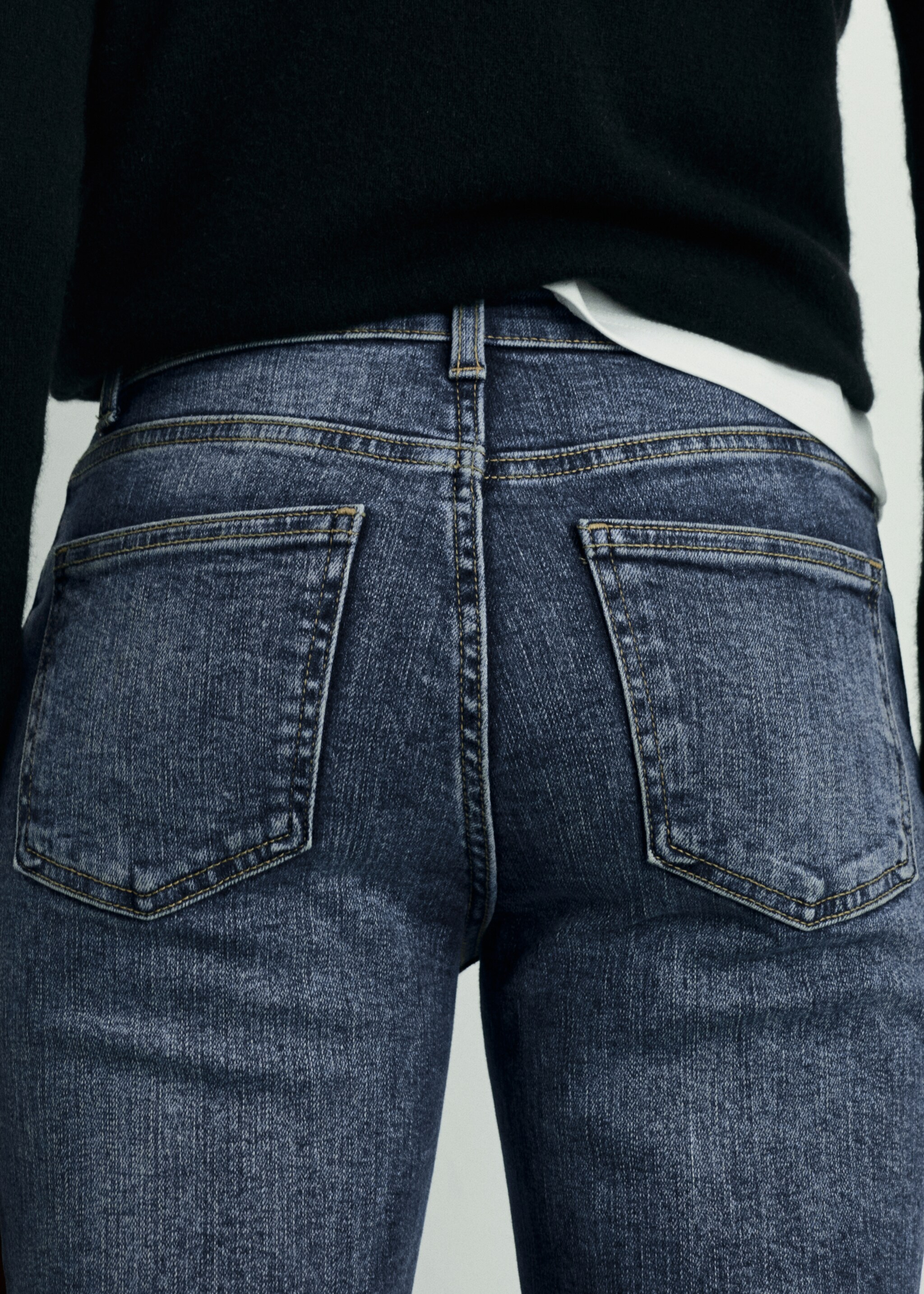 Low-rise flared jeans - Details of the article 6, Dark Vintage Blue. Ref: 87020625-00.