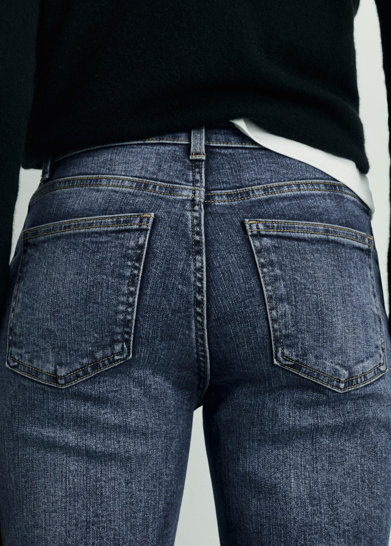 Low-rise flared jeans - Details of the article 6