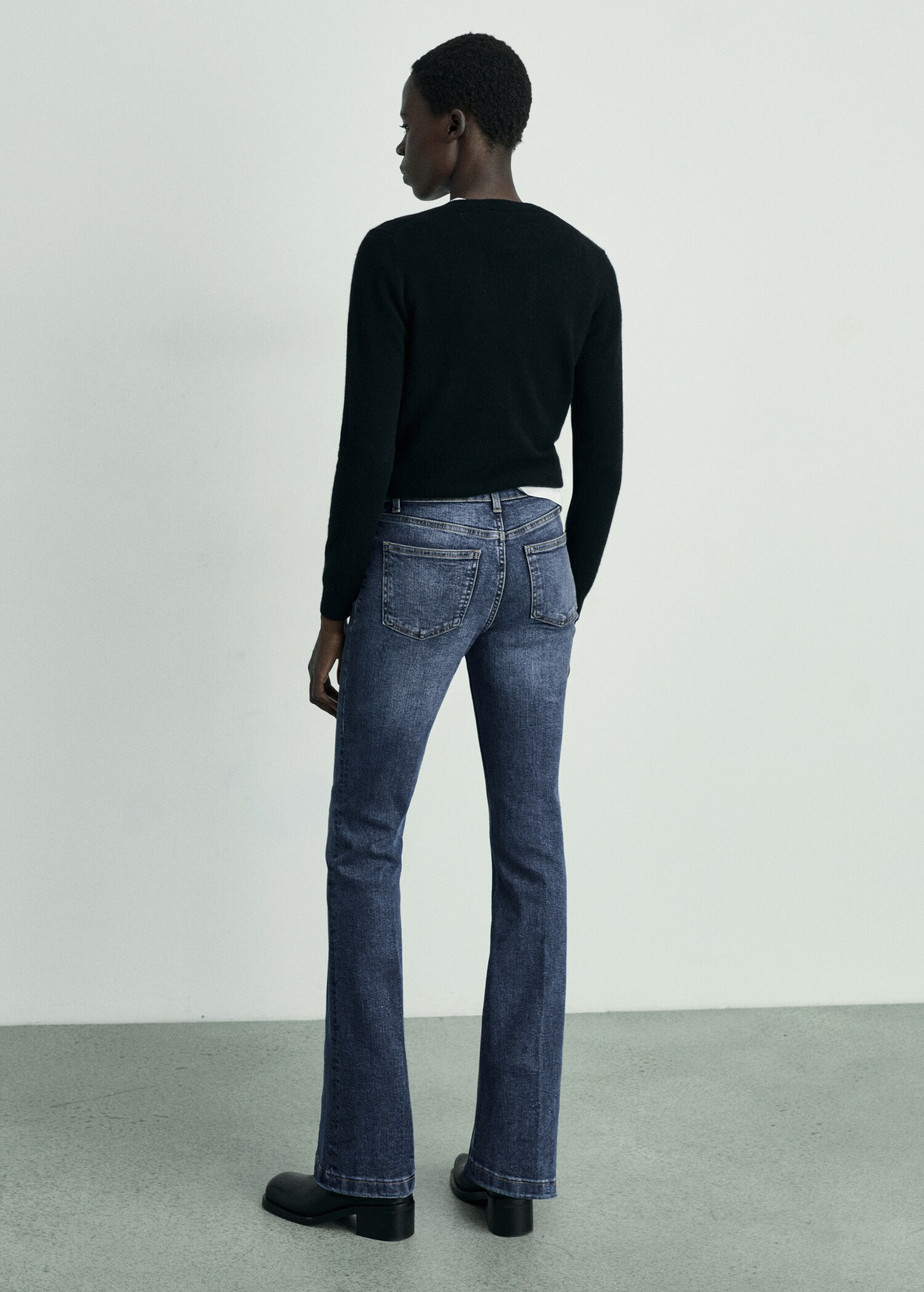 Low-rise flared jeans - Reverse of the article