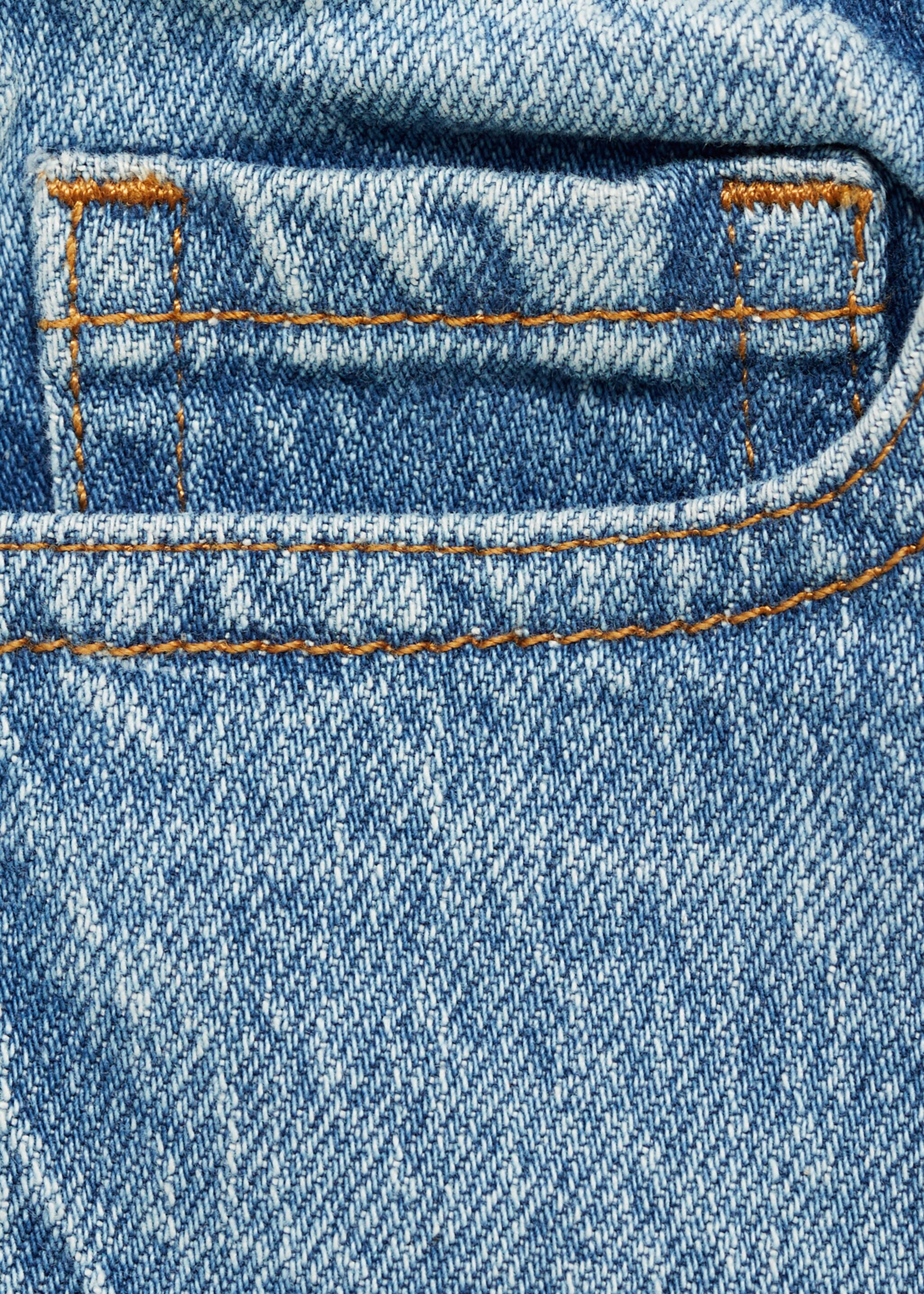 Gerade Jeans mit Umschlag - Detail des Artikels 0, Mittelblau. Ref: 87020628-00.
