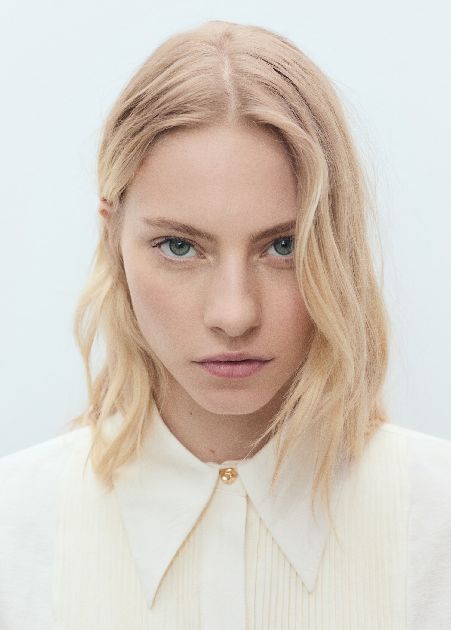 Fluid shirt with contrasting panel - Details of the article 1