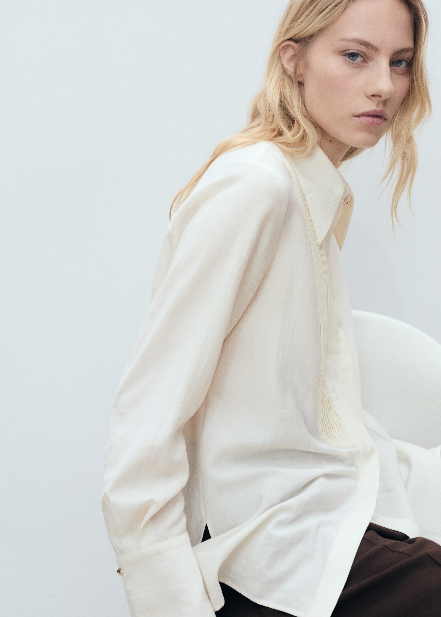 Fluid shirt with contrasting panel - Details of the article 2