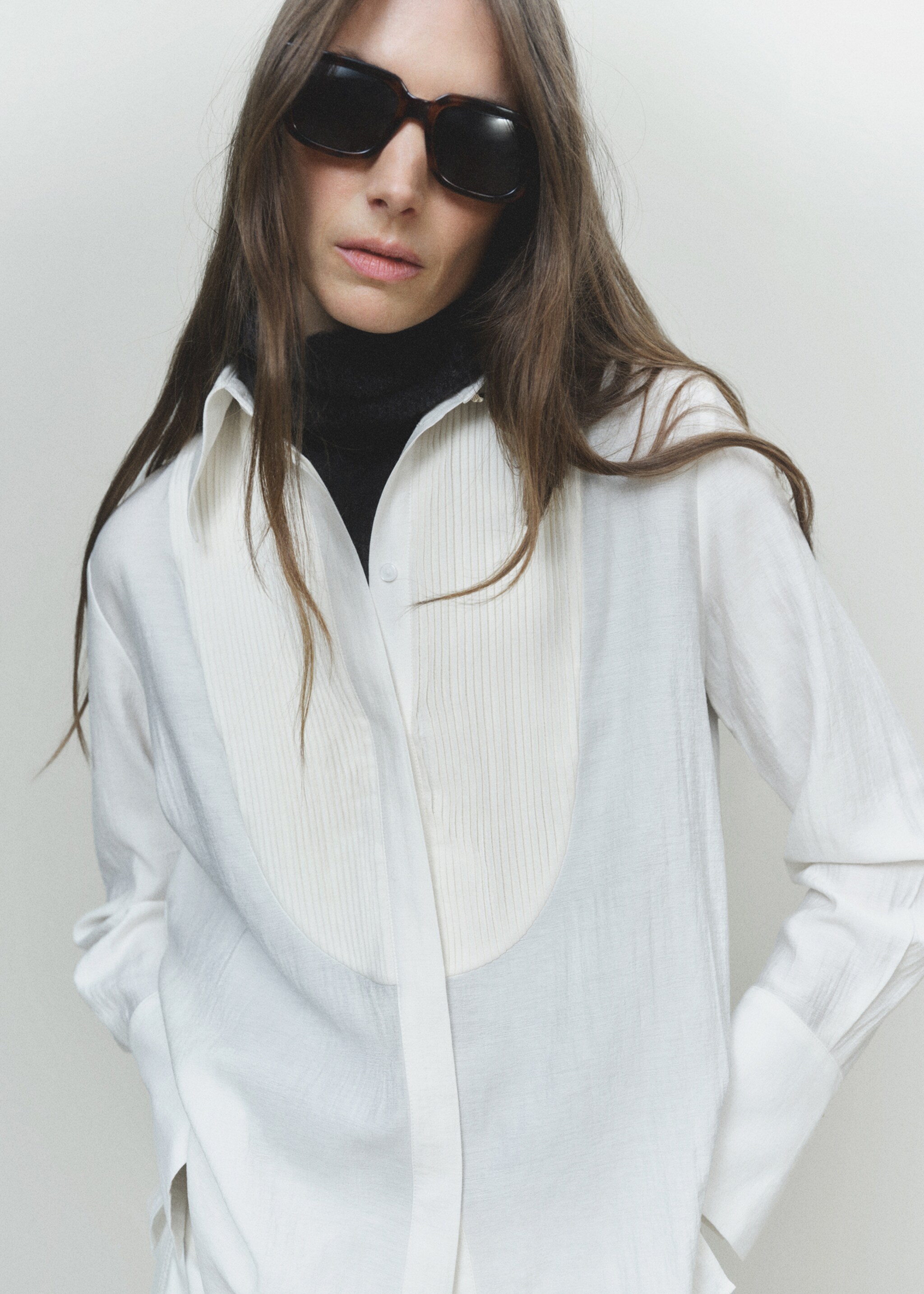 Fluid shirt with contrasting panel - Details of the article 6, Off White. Ref: 87020636-00.