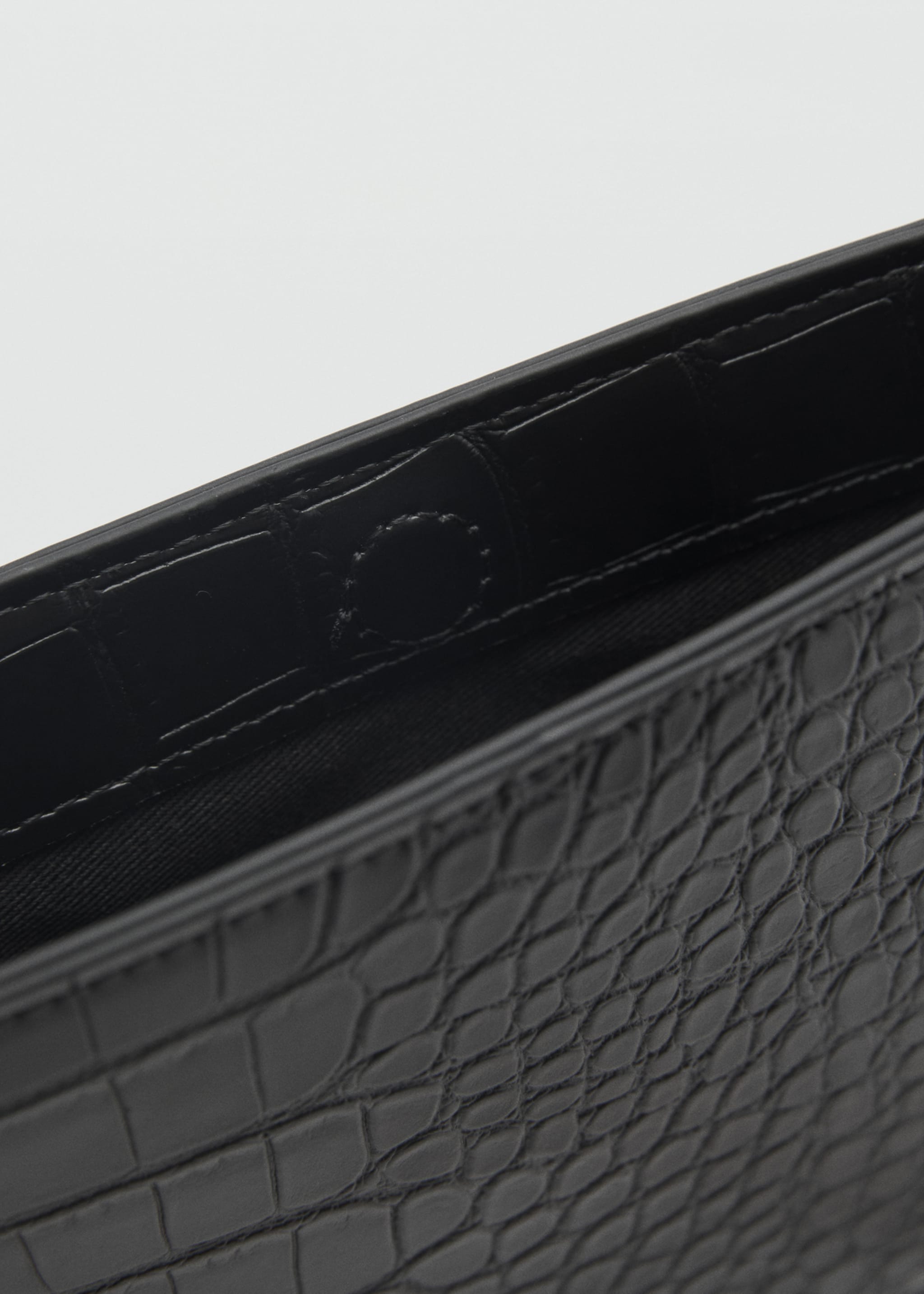Croc-effect cardholder with chain - Details of the article 2, Black. Ref: 87020647-00.