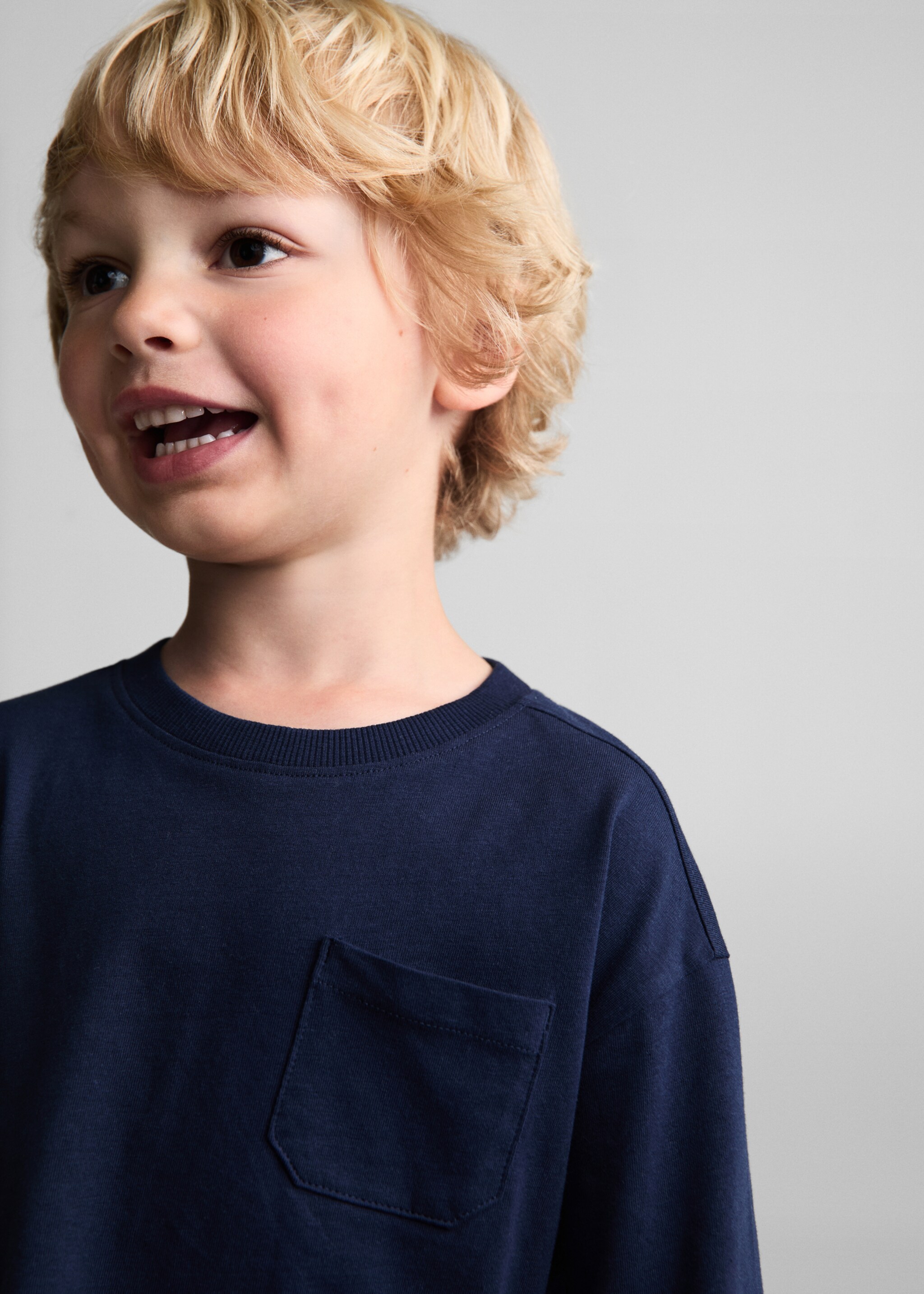 T-shirt met opgestikte borstzak - Detail van het artikel 1, Donkermarine. Ref: 87020650-00.