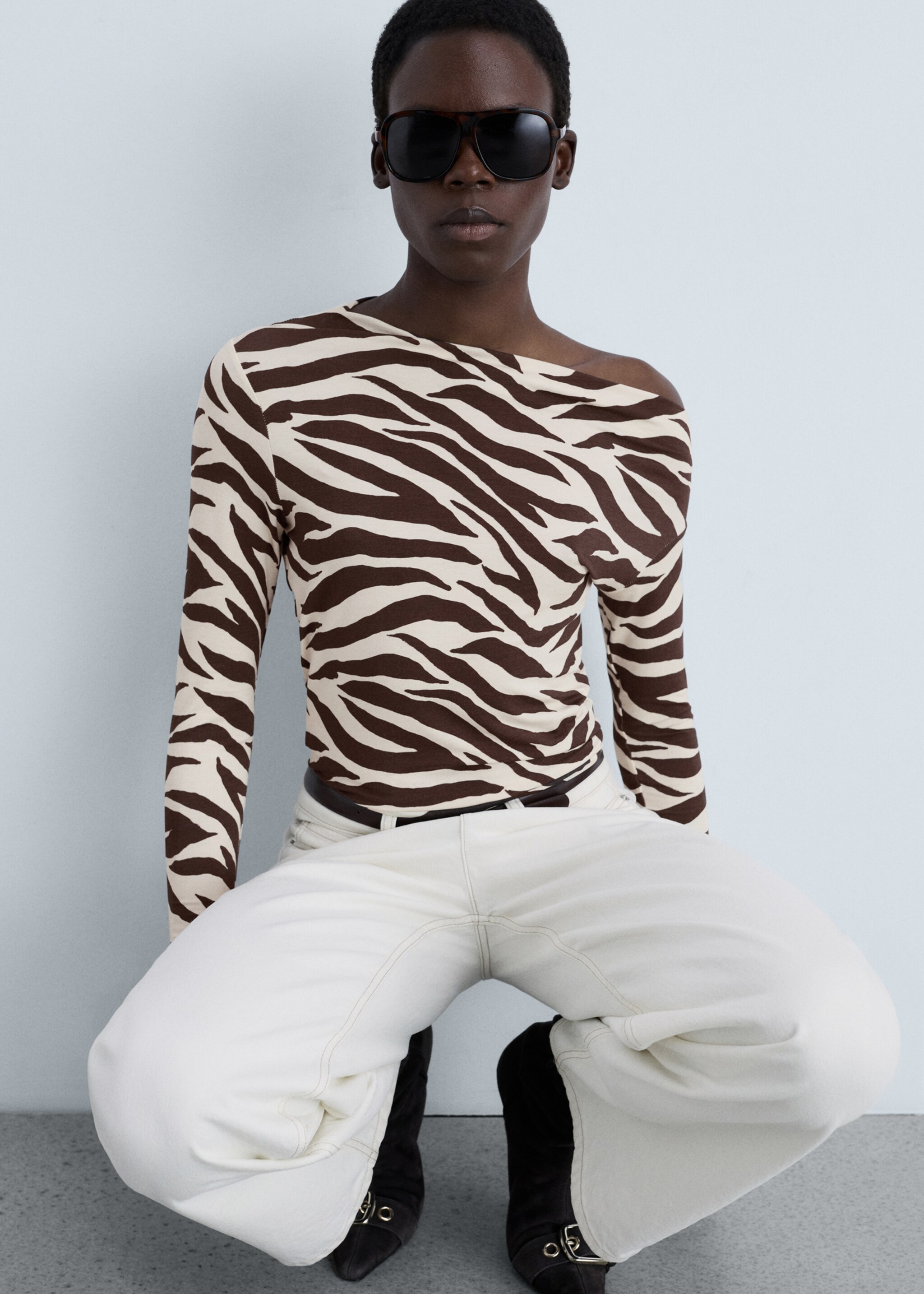 Zebra-print asymmetrical-neck t-shirt - Details of the article 2, Brown. Ref: 87020656-00.