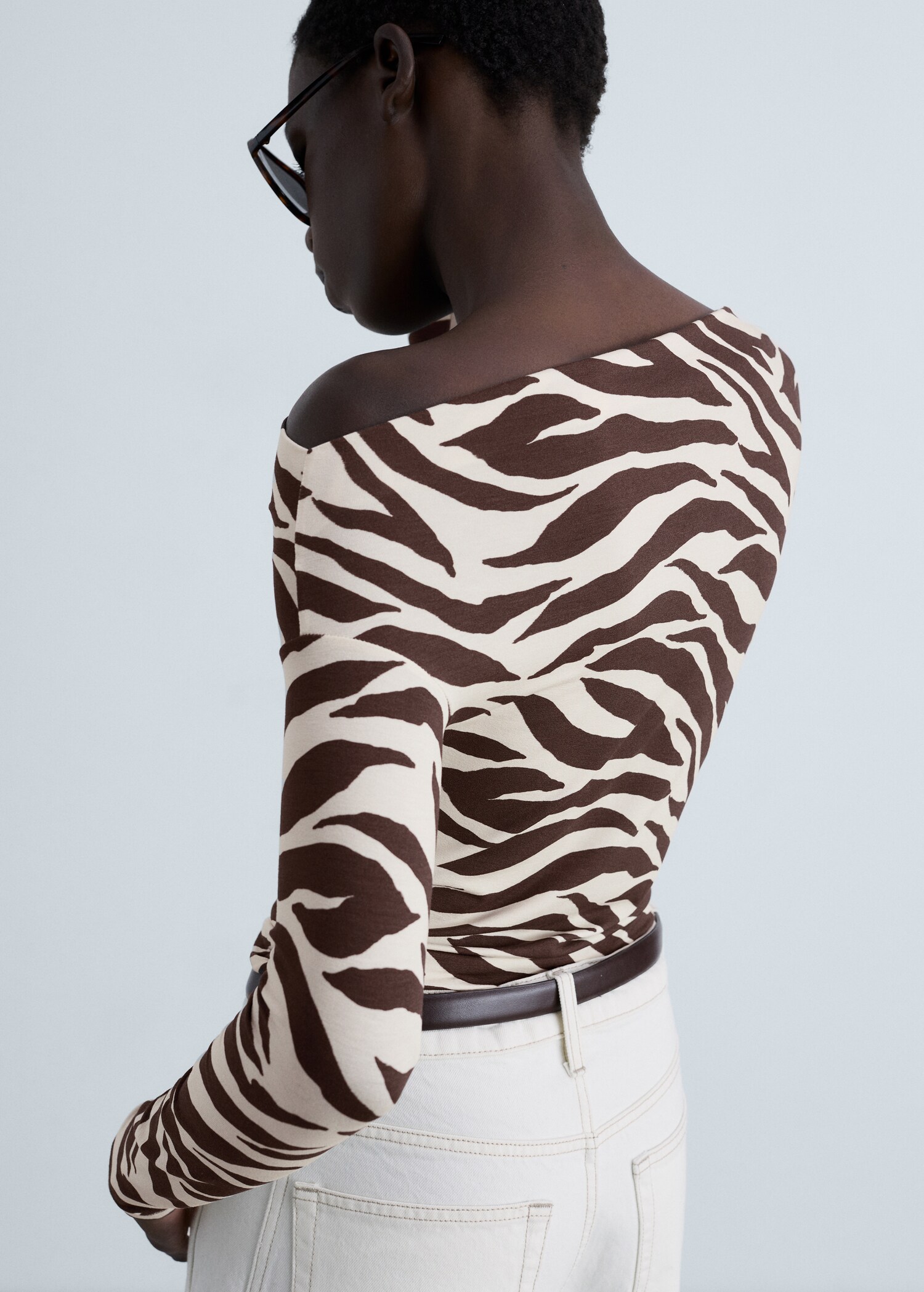 Zebra-print asymmetrical-neck t-shirt - Details of the article 6