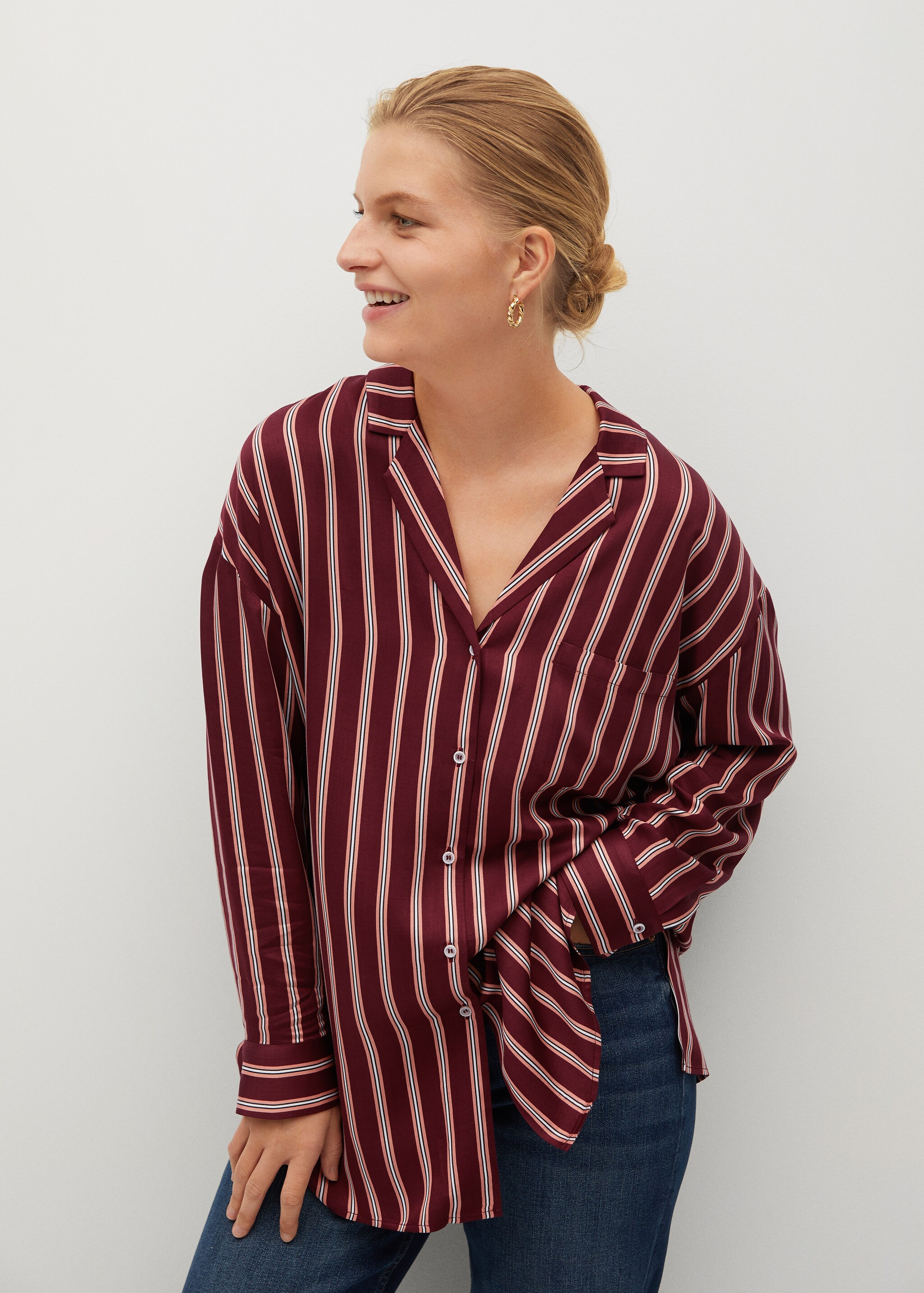 Camisa rayas solapas - Plano medio