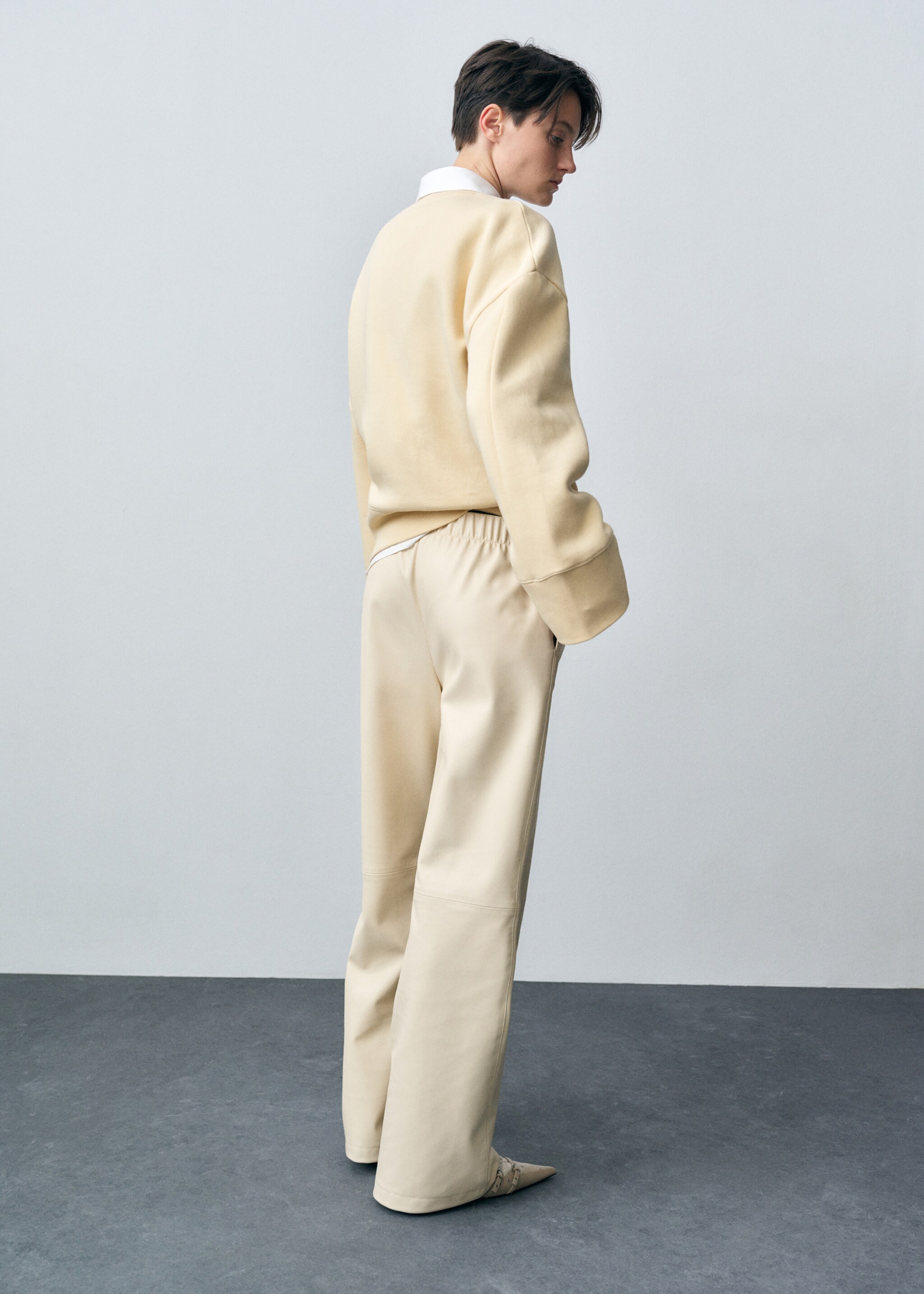 Wide leg faux-leather trousers - Reverse of the article, Ecru. Ref: 87022539-00.