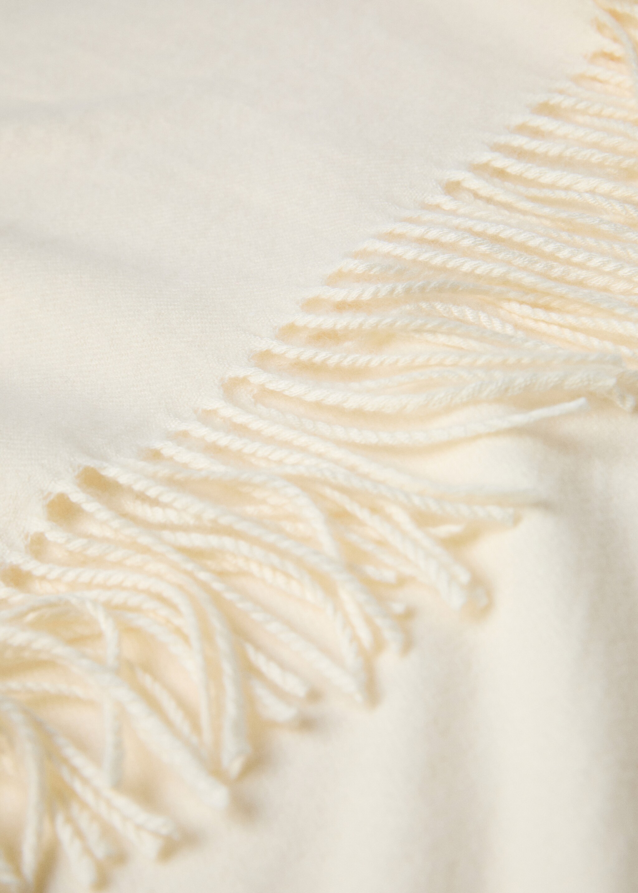 Blanket detail fringes - Details of the article 2, Ecru. Ref: 87022896-00.