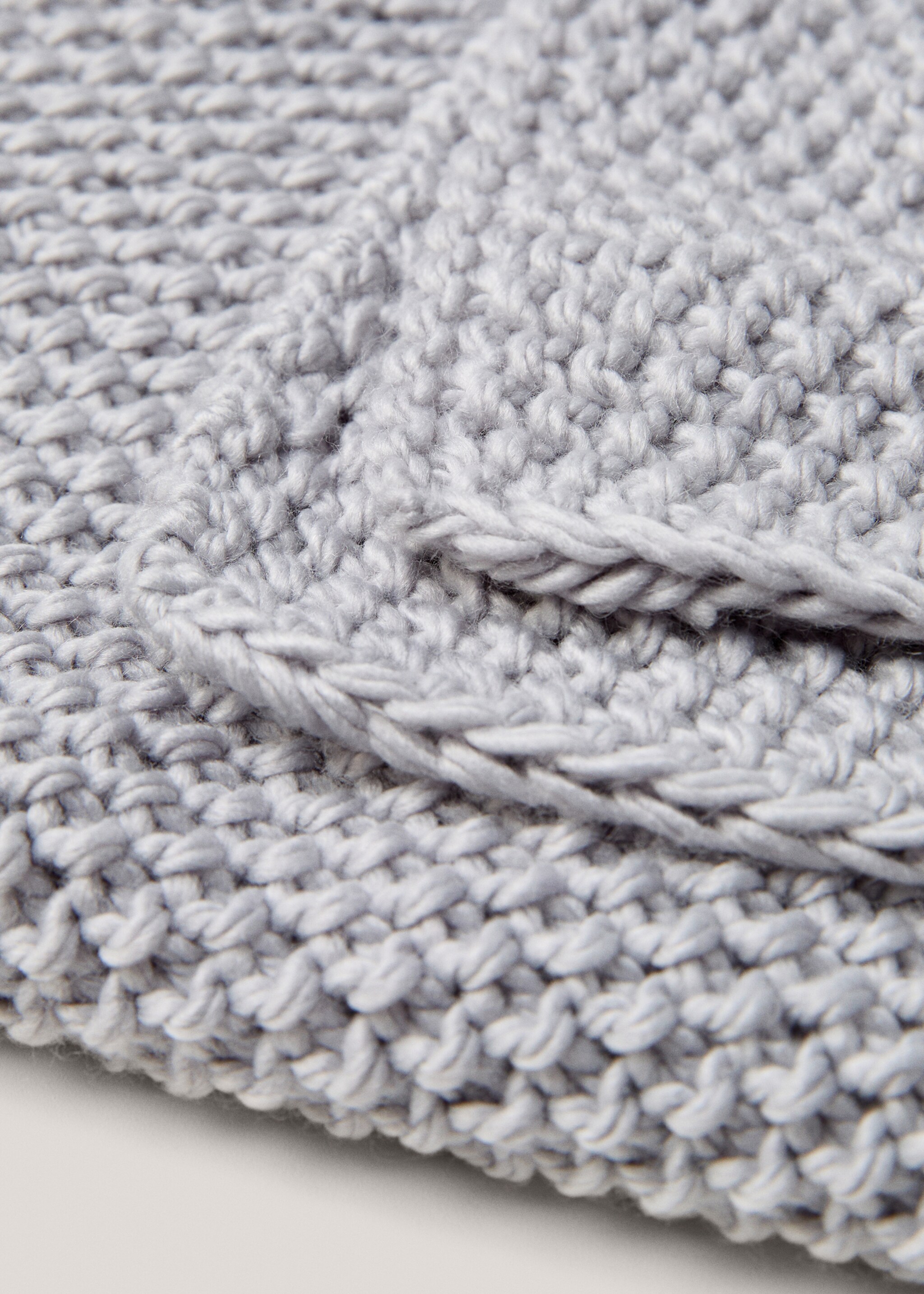 Knitted blanket with design - Details of the article 2, Light/Pastel Grey. Ref: 87022898-00.