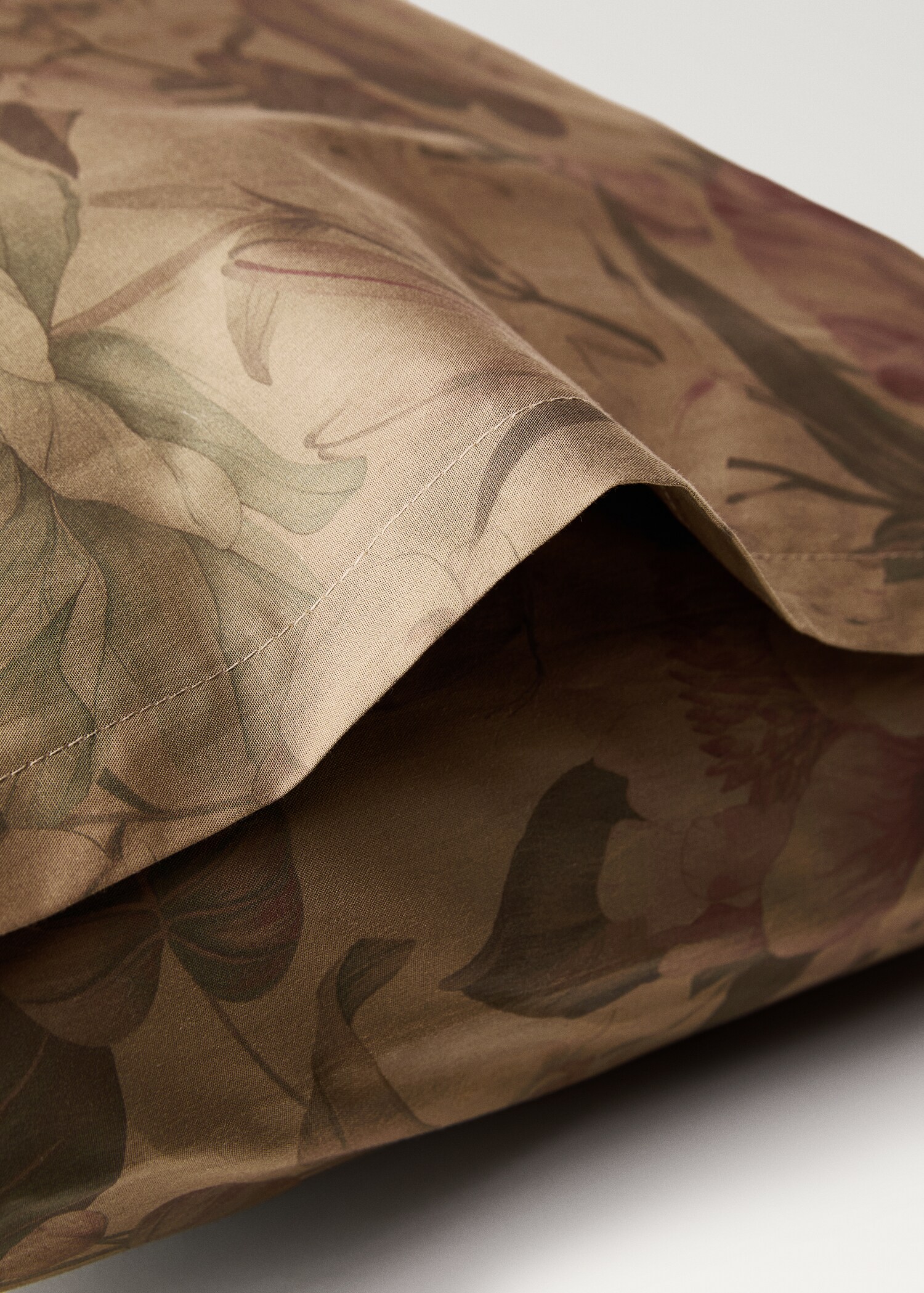 Two cotton percale multi-coloured floral-print pillowcases 50x75 cm - Details of the article 2