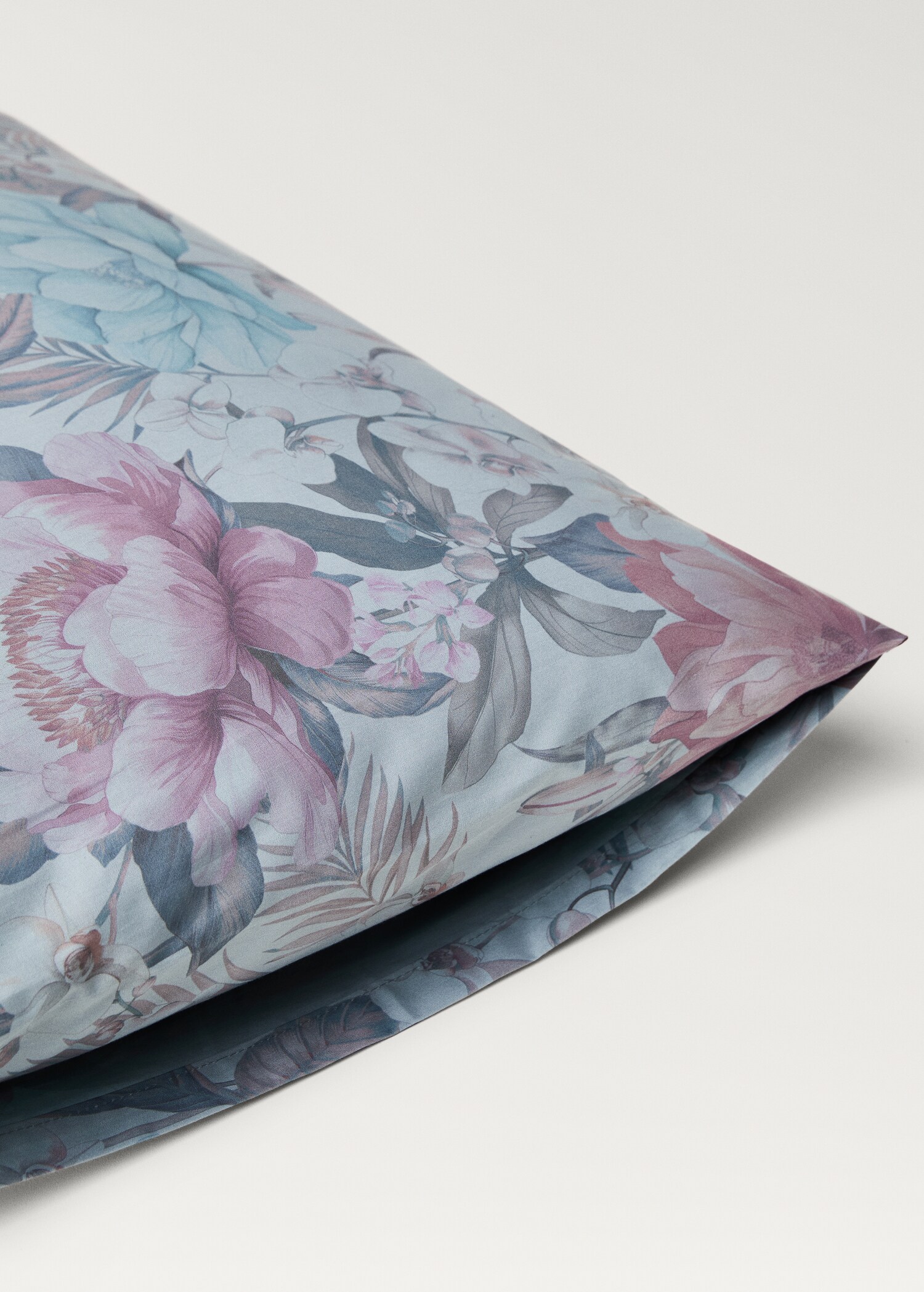 Two cotton percale multi-coloured floral-print pillowcases 50x75 cm - Details of the article 2