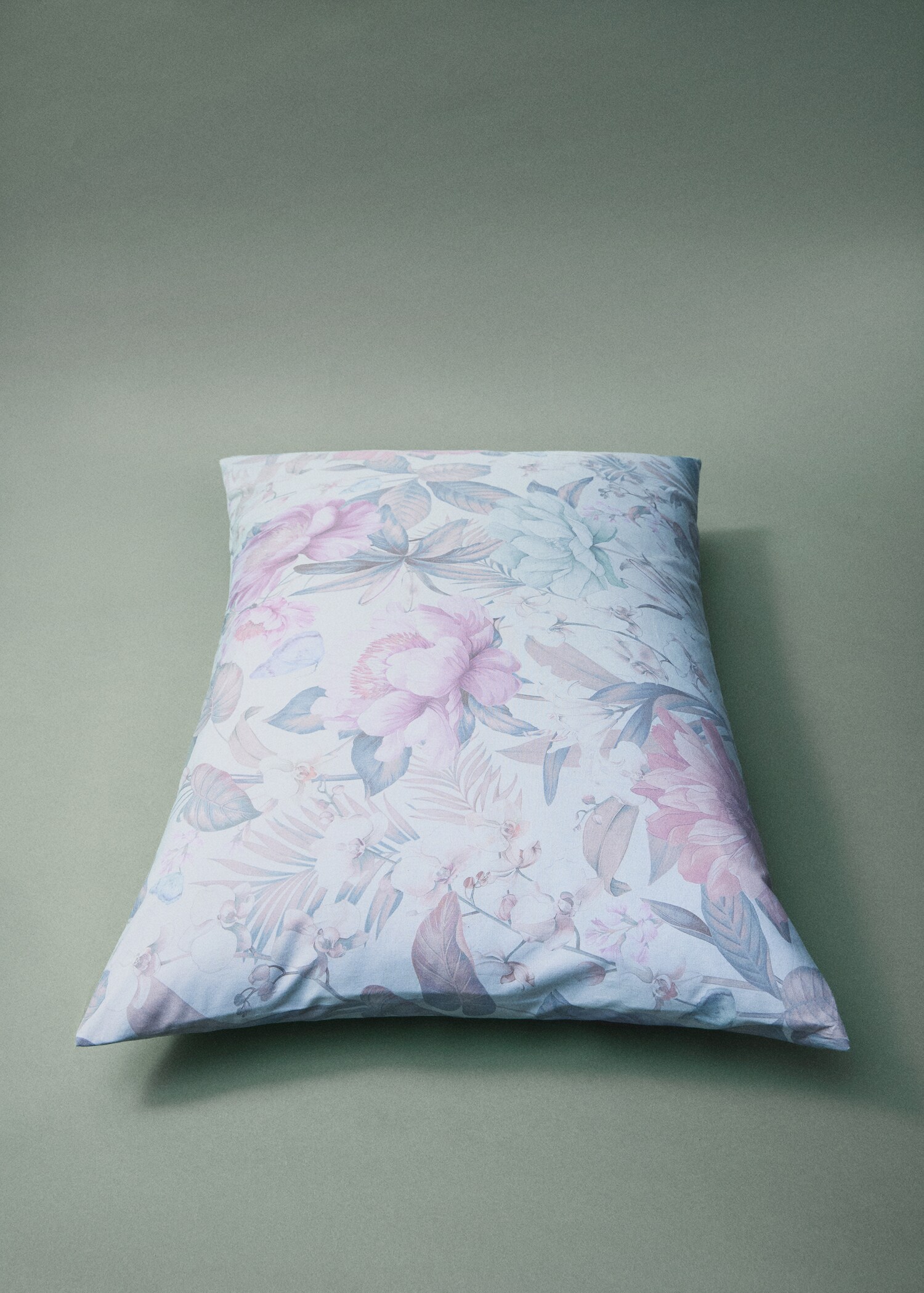 Two cotton percale multi-coloured floral-print pillowcases 50x75 cm - Details of the article 8