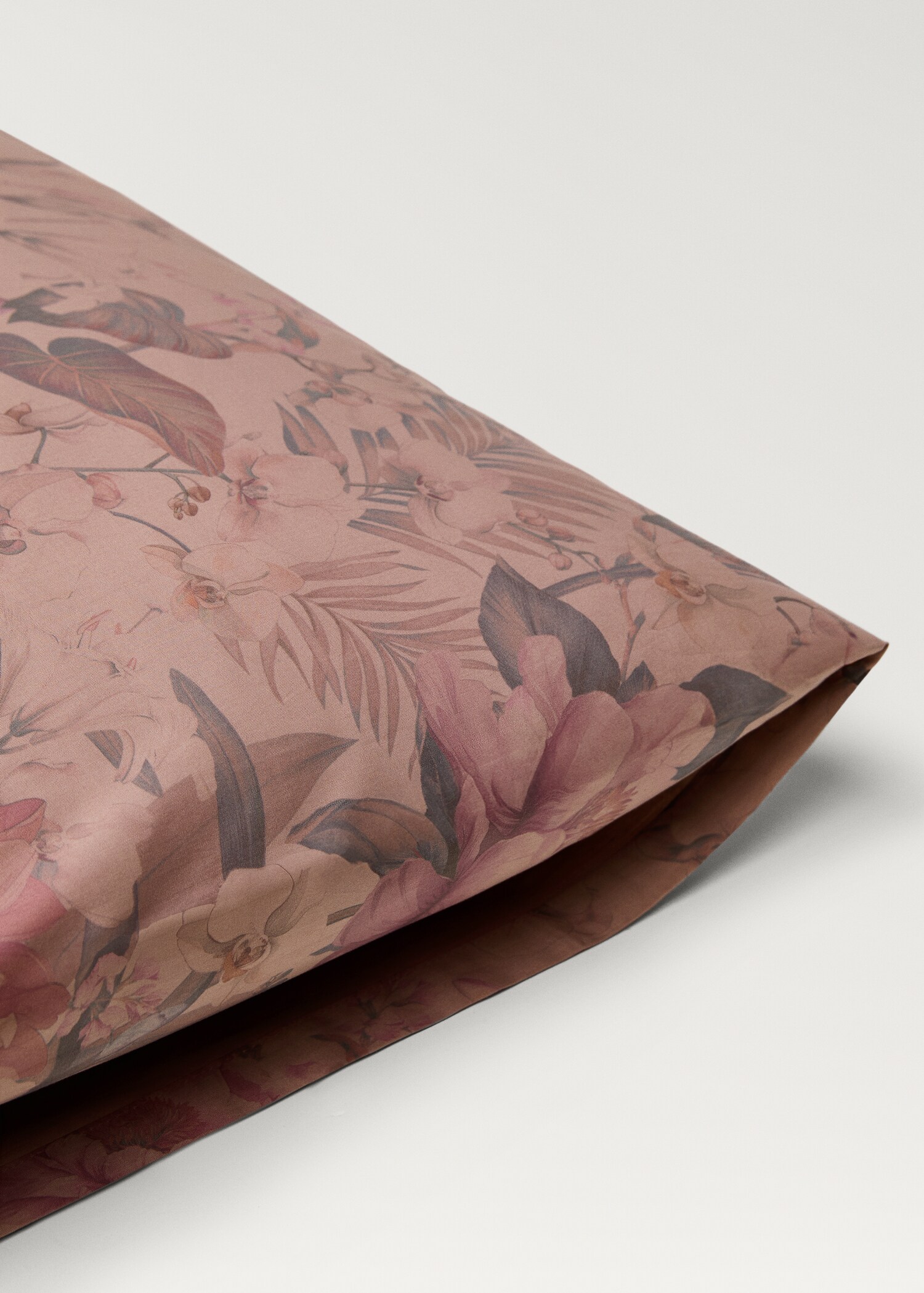 Two cotton percale multi-coloured floral-print pillowcases 50x75 cm - Details of the article 2
