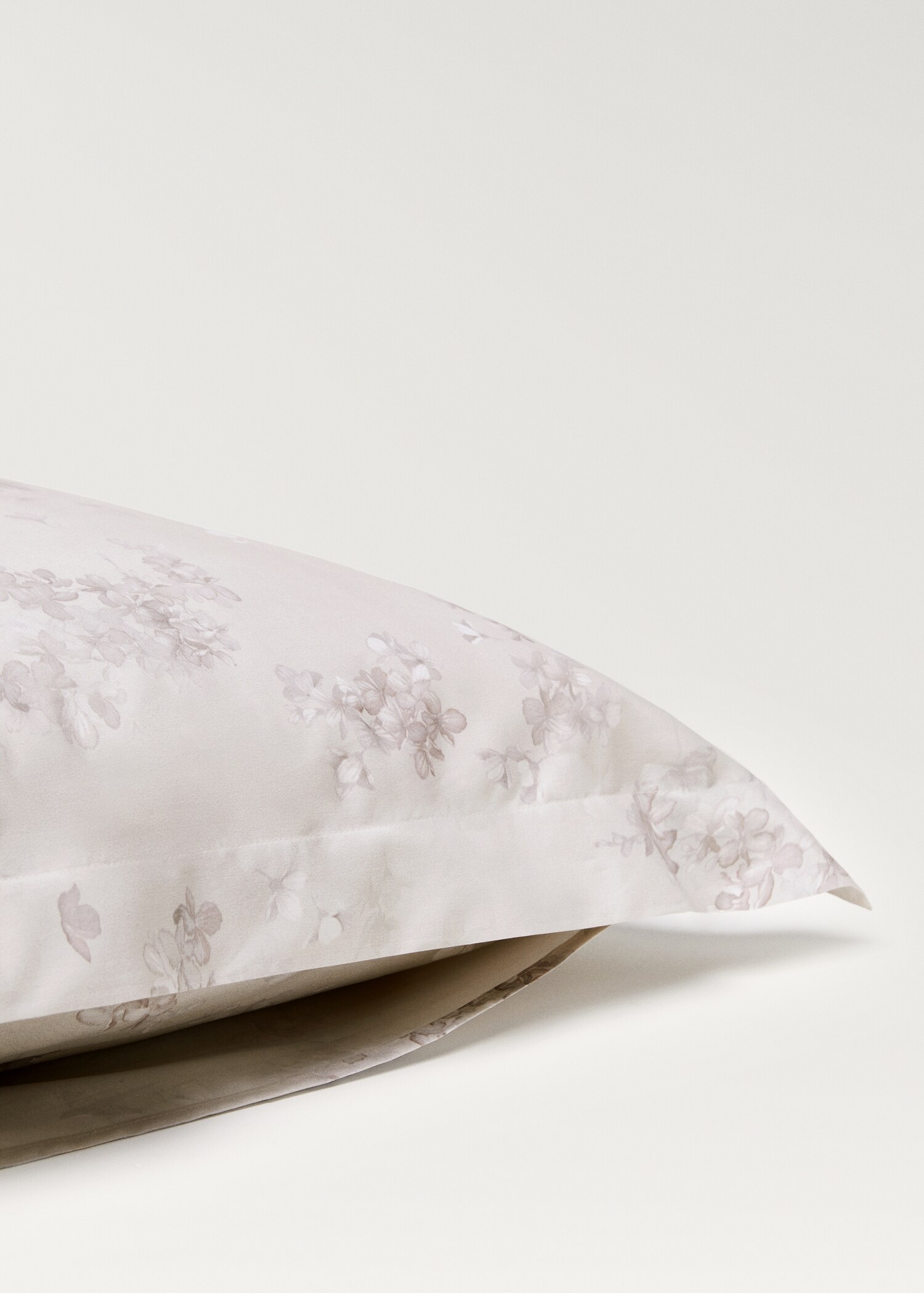 Two cotton percale romantic floral-print pillowcases 60x60 cm - Details of the article 2