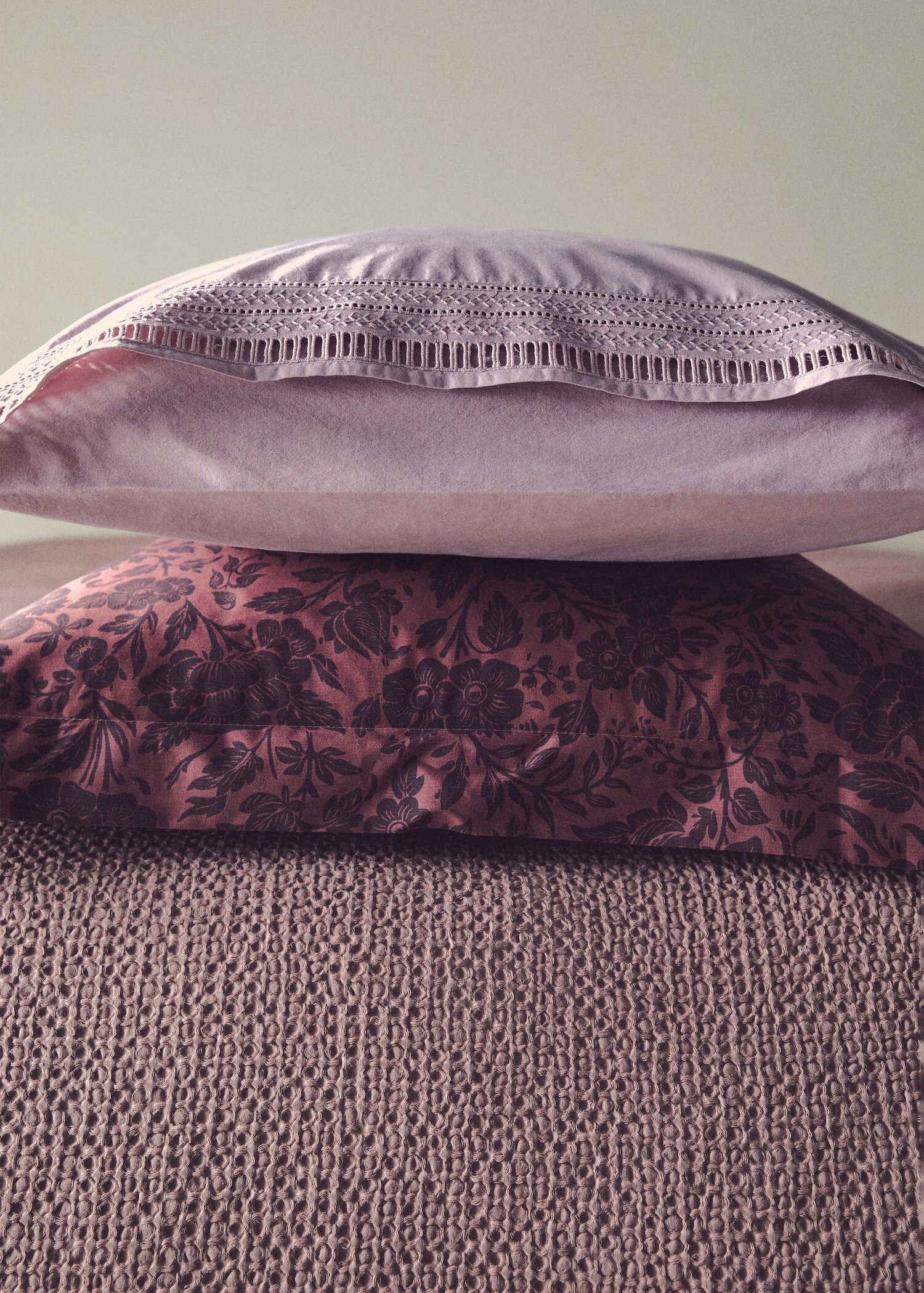 Two pillowcases with embroidered finish 50x75 cm - Details of the article 6