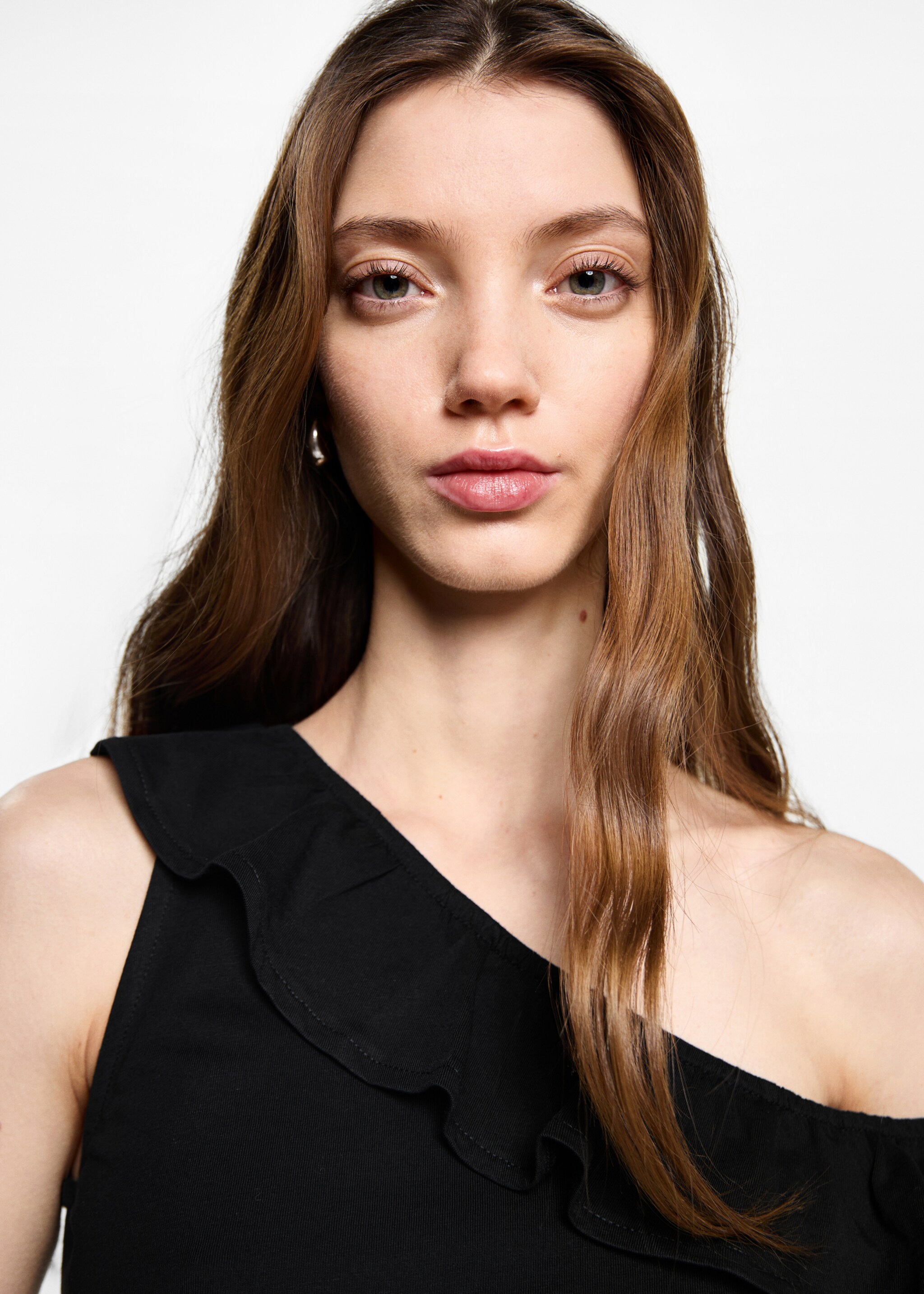 Ruffled asymmetric T-shirt - Details of the article 1, Black. Ref: 87023277-00.