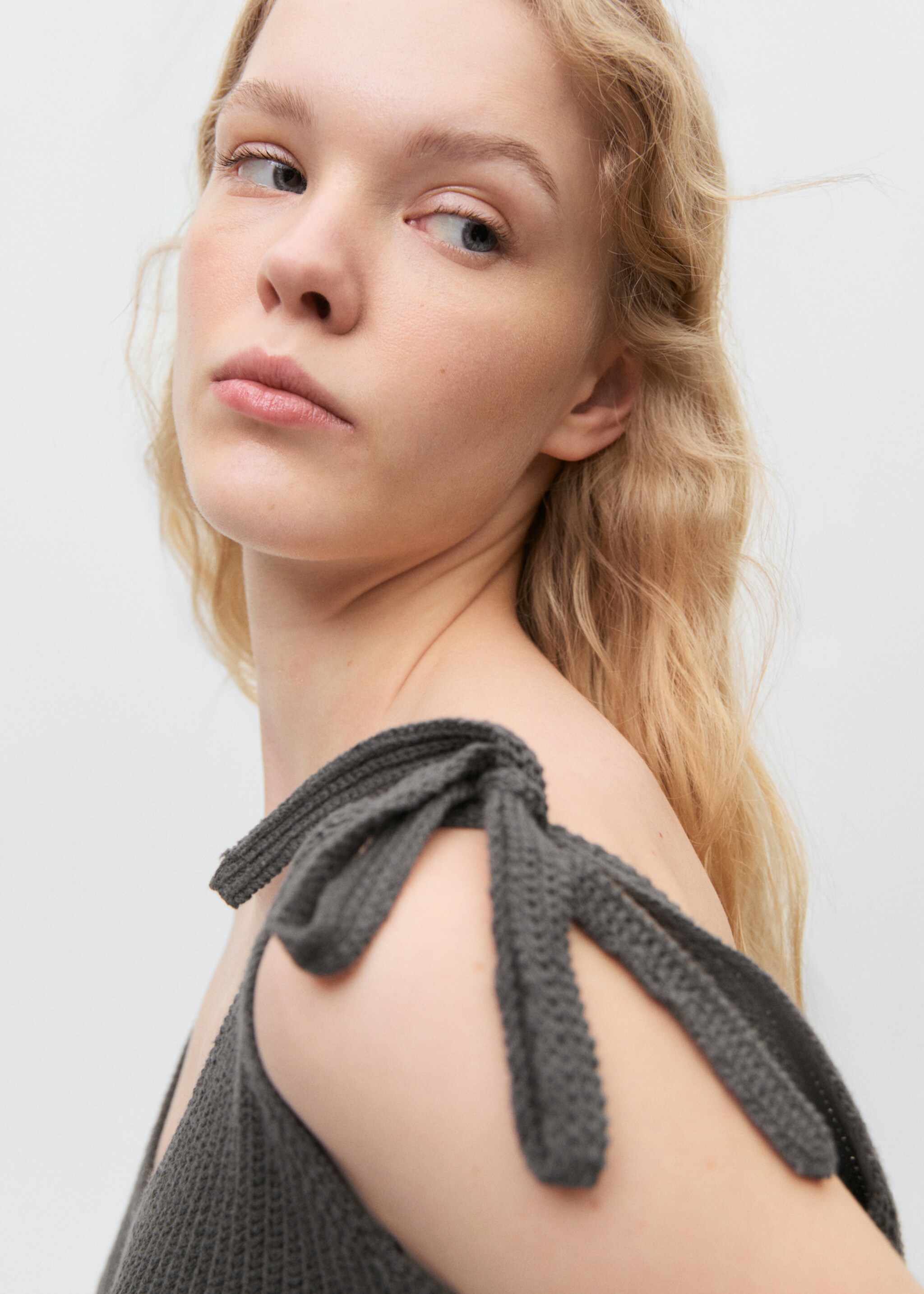 Cut-out sweater - Details of the article 1, Charcoal. Ref: 87023278-00.