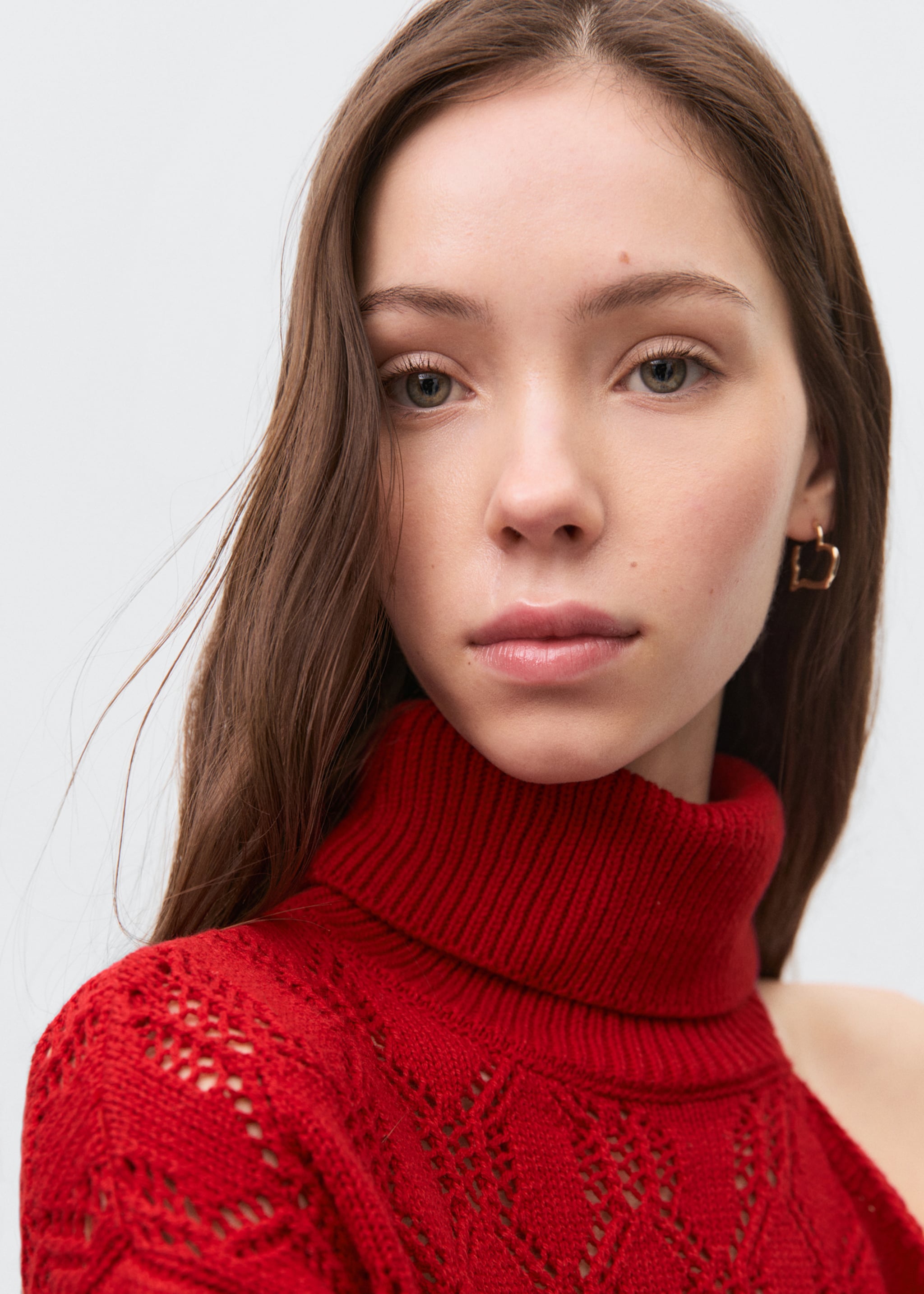 Asymmetric knit sweater - Details of the article 1, Red. Ref: 87023280-00.