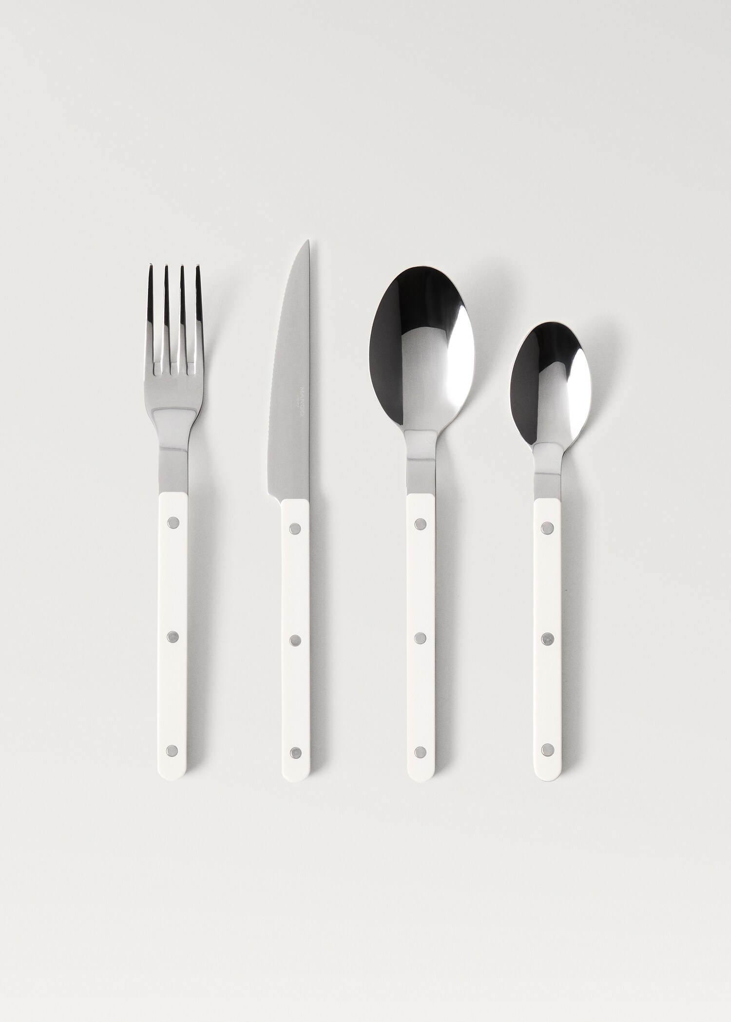 Cutlery set of 4 pieces with resin handles - Article without model