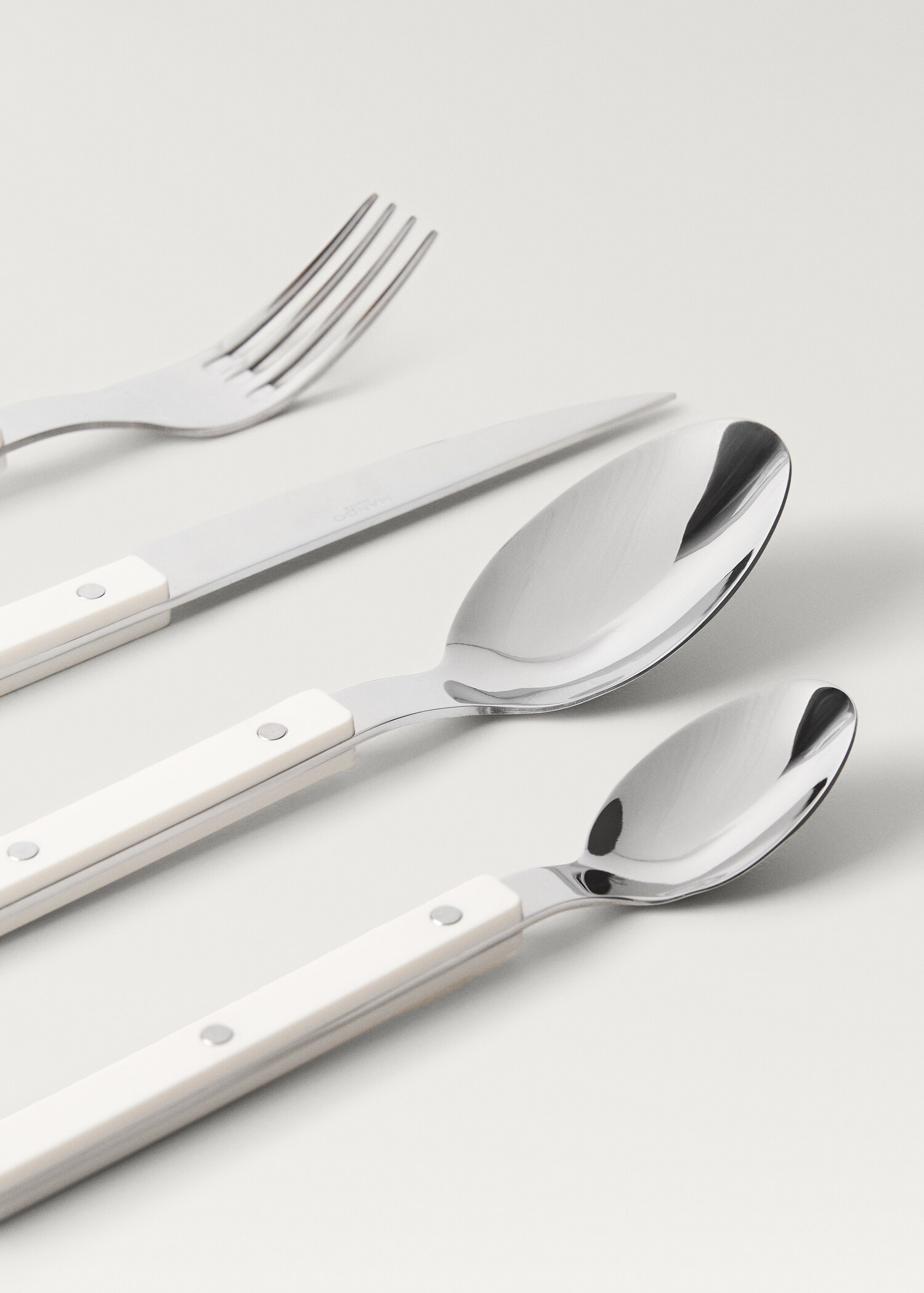 Cutlery set of 4 pieces with resin handles - Details of the article 1
