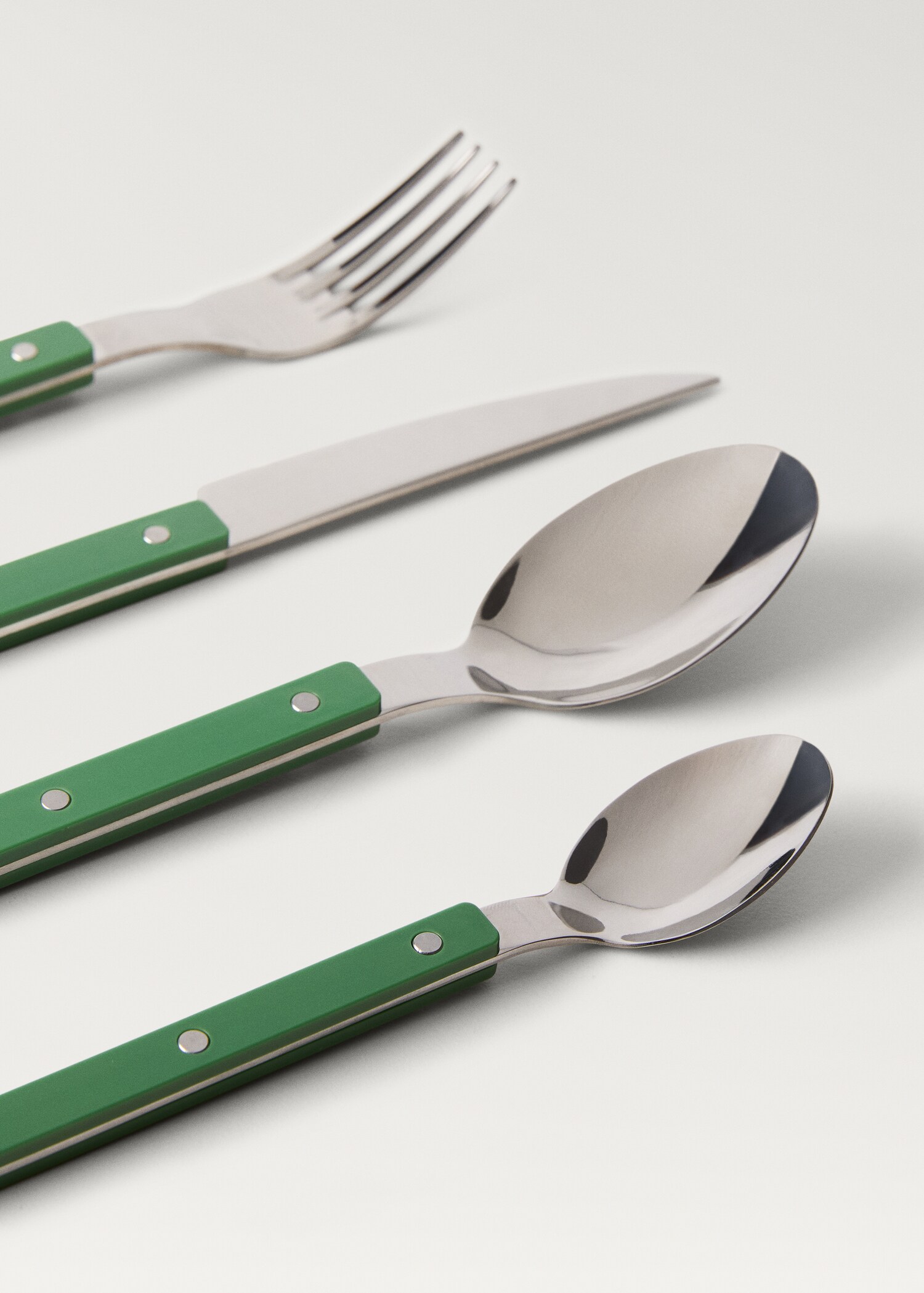 Cutlery set of 4 pieces with resin handles - Details of the article 1