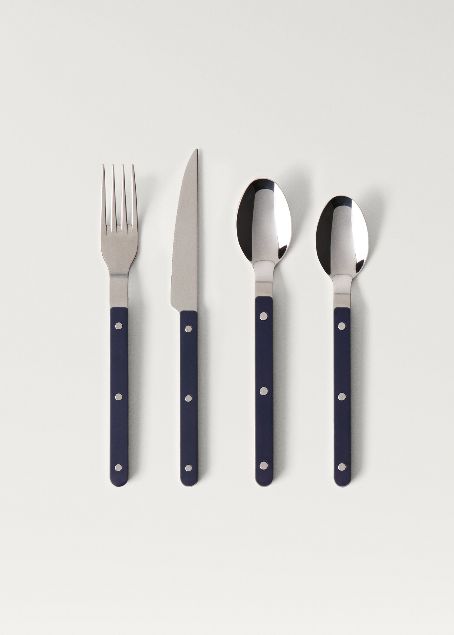 Cutlery set of 4 pieces with resin handles - Article without model