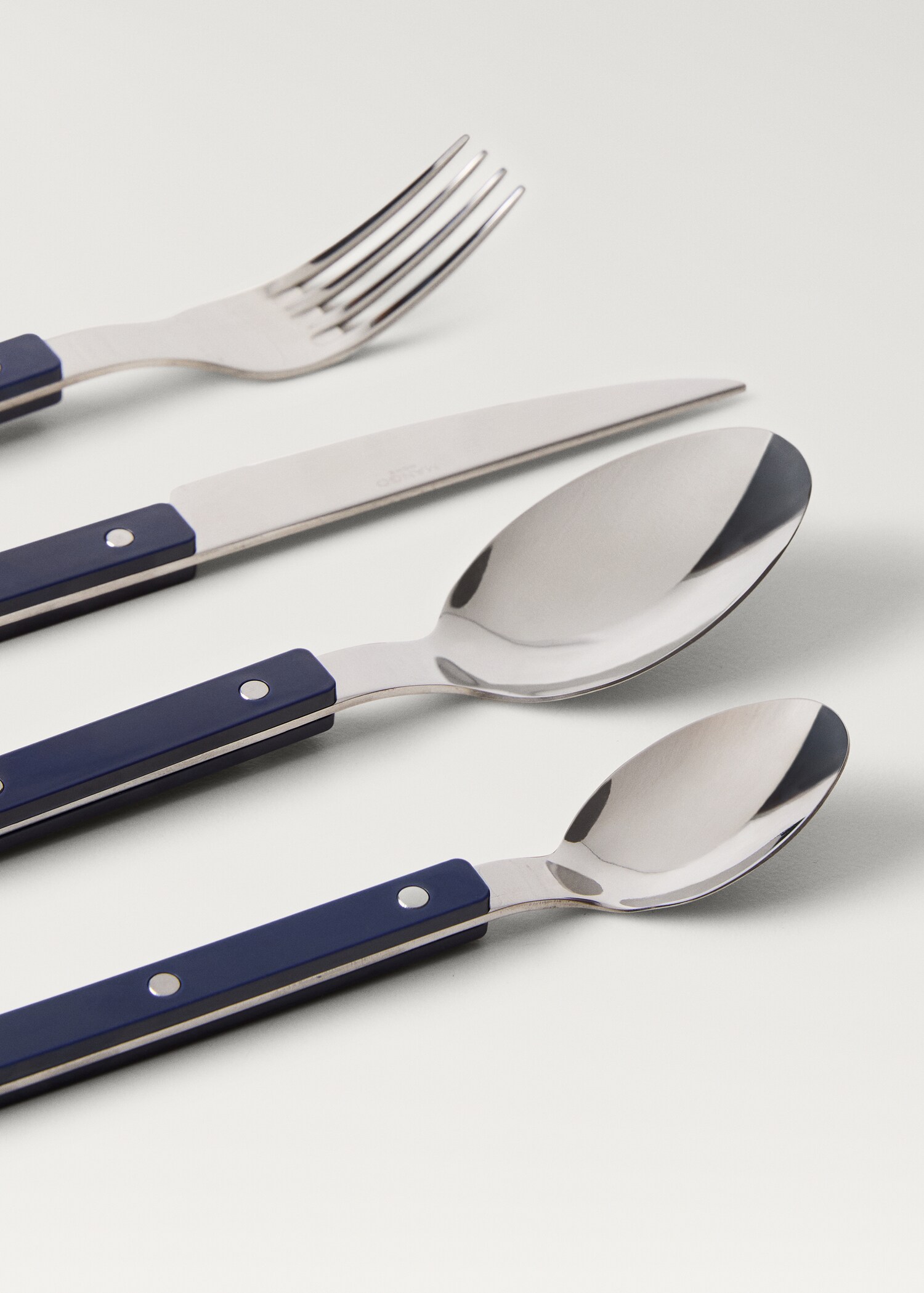 Cutlery set of 4 pieces with resin handles - Details of the article 1