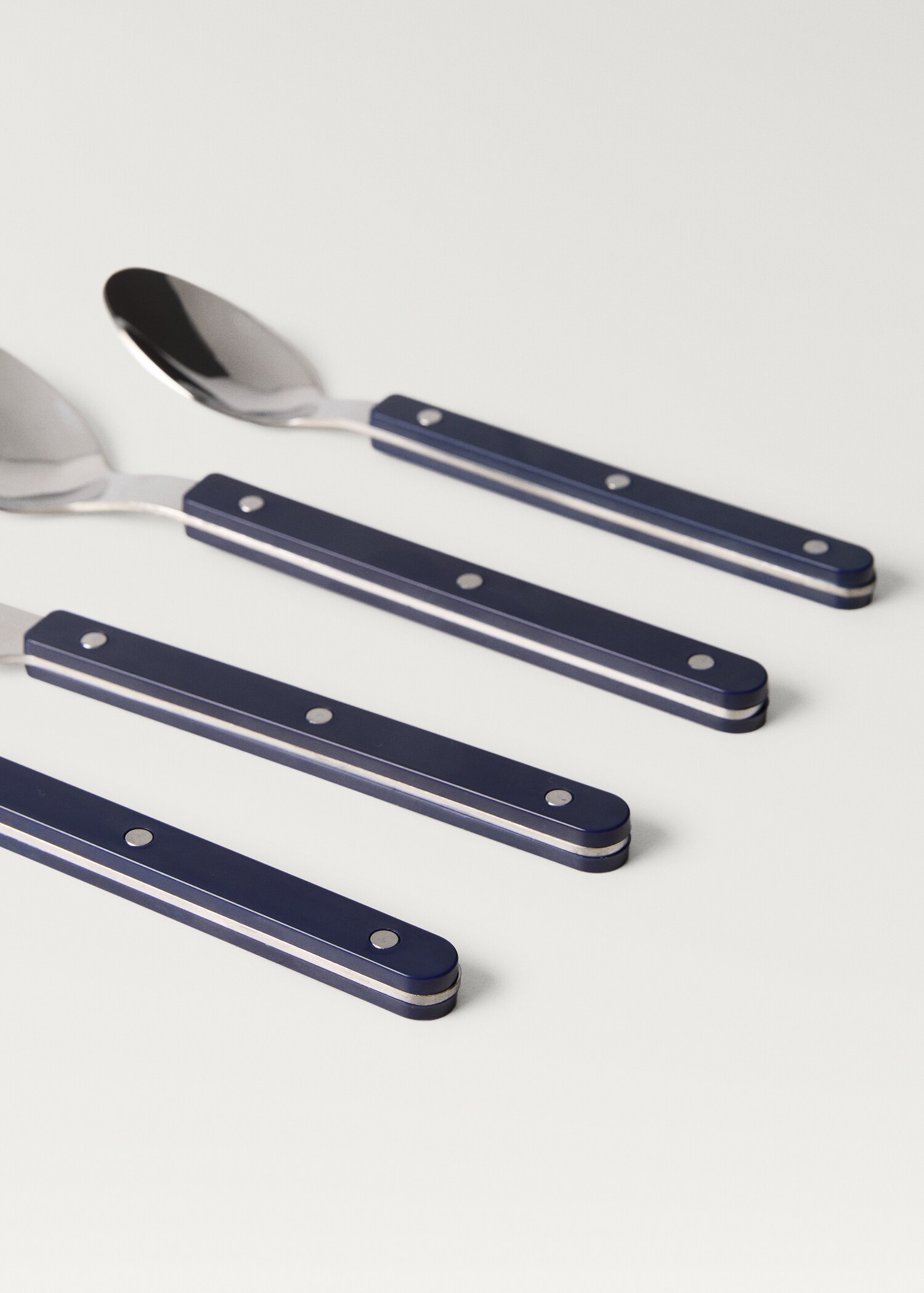 Cutlery set of 4 pieces with resin handles - Details of the article 2