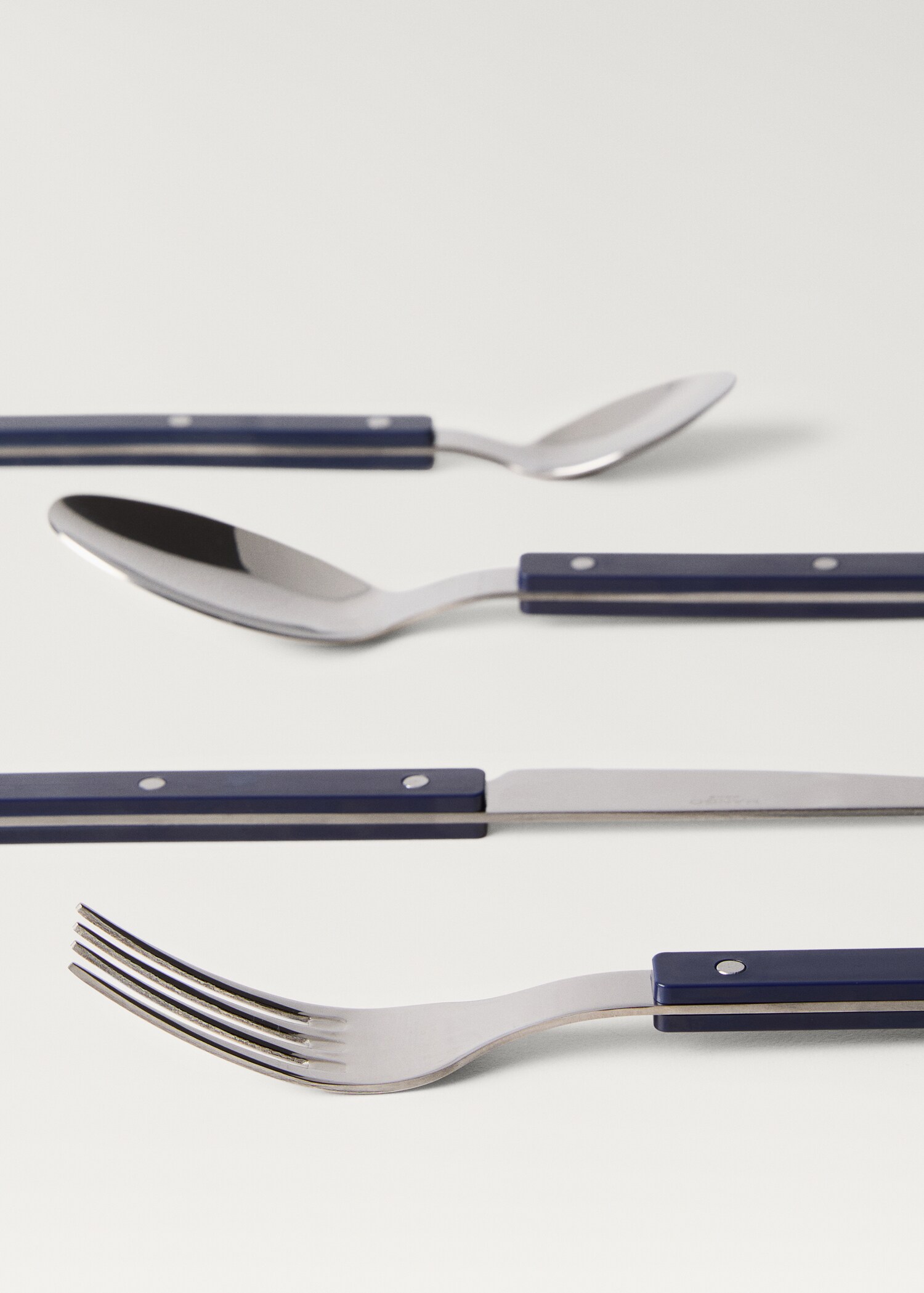 Cutlery set of 4 pieces with resin handles - Details of the article 3