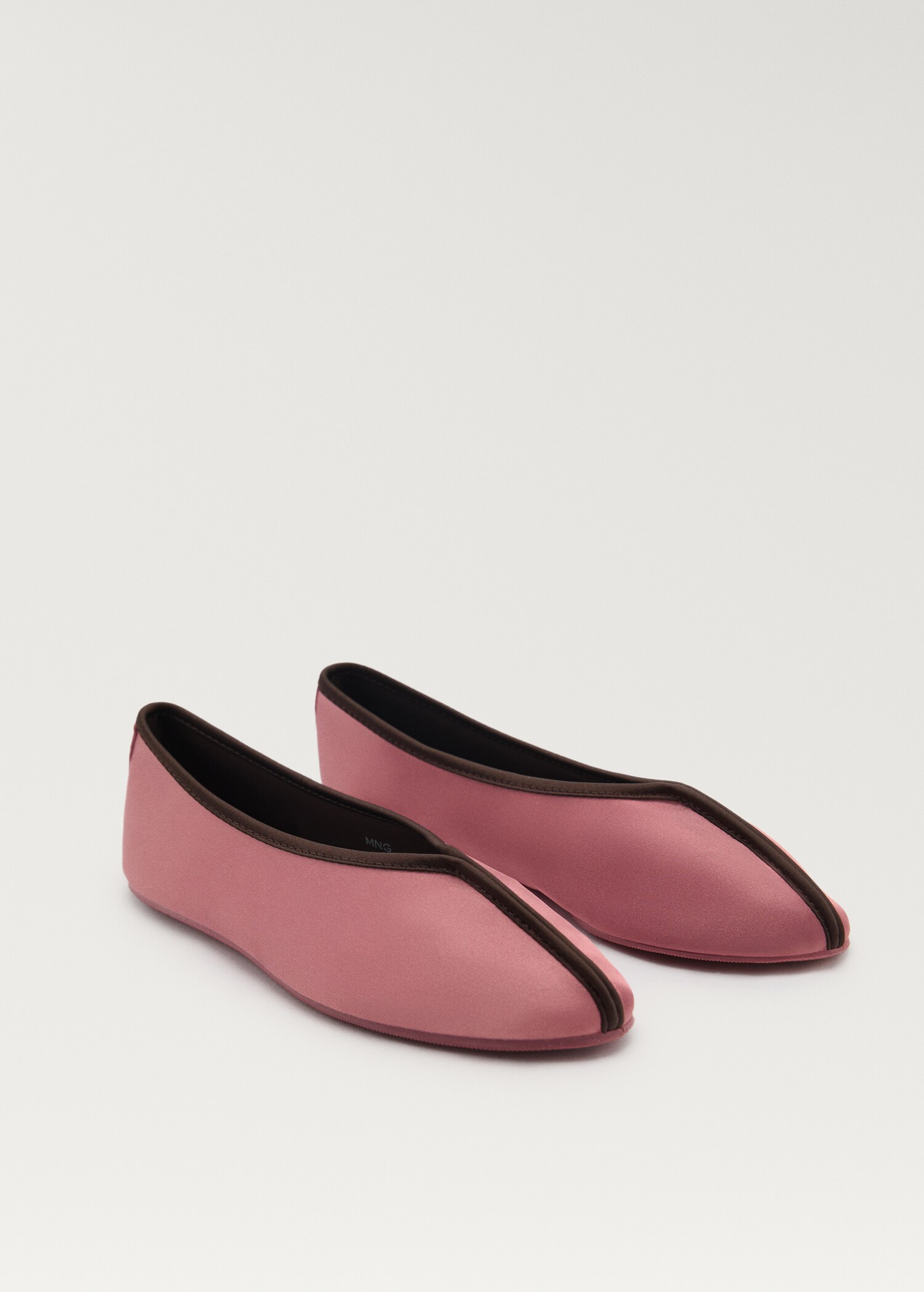 Ballerines en satin passepoil contrasté - Plan moyen