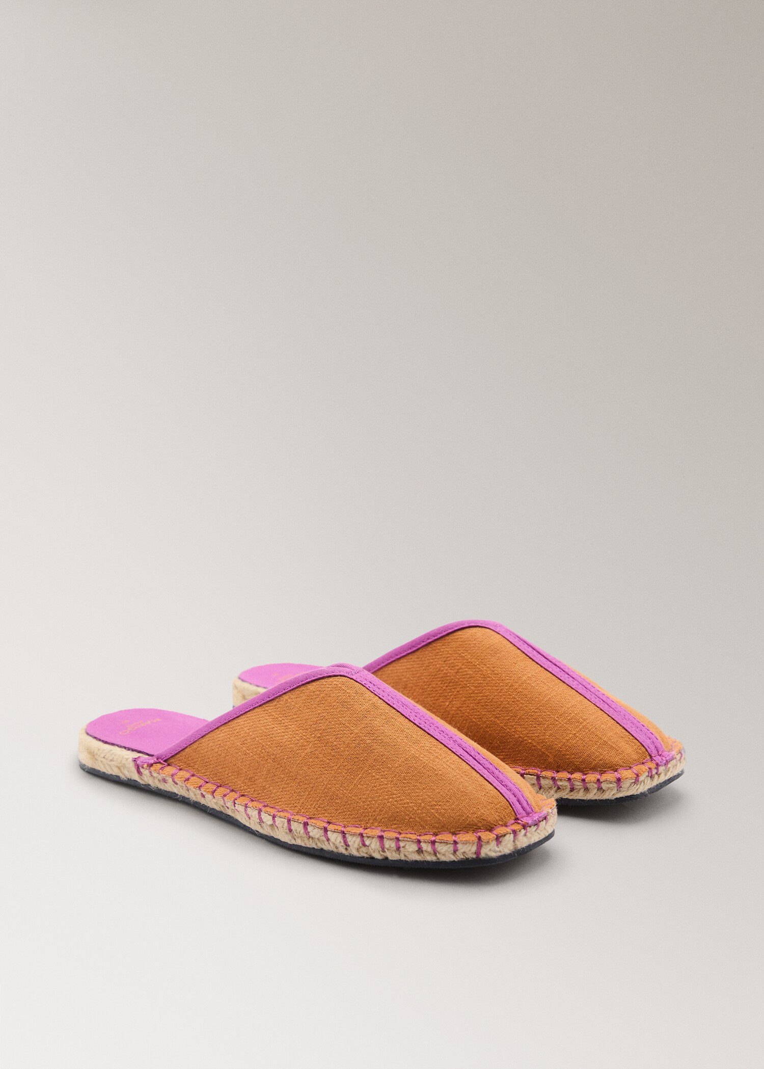 Chaussons ouverts à l’arrière avec détail contrastant - Plan moyen