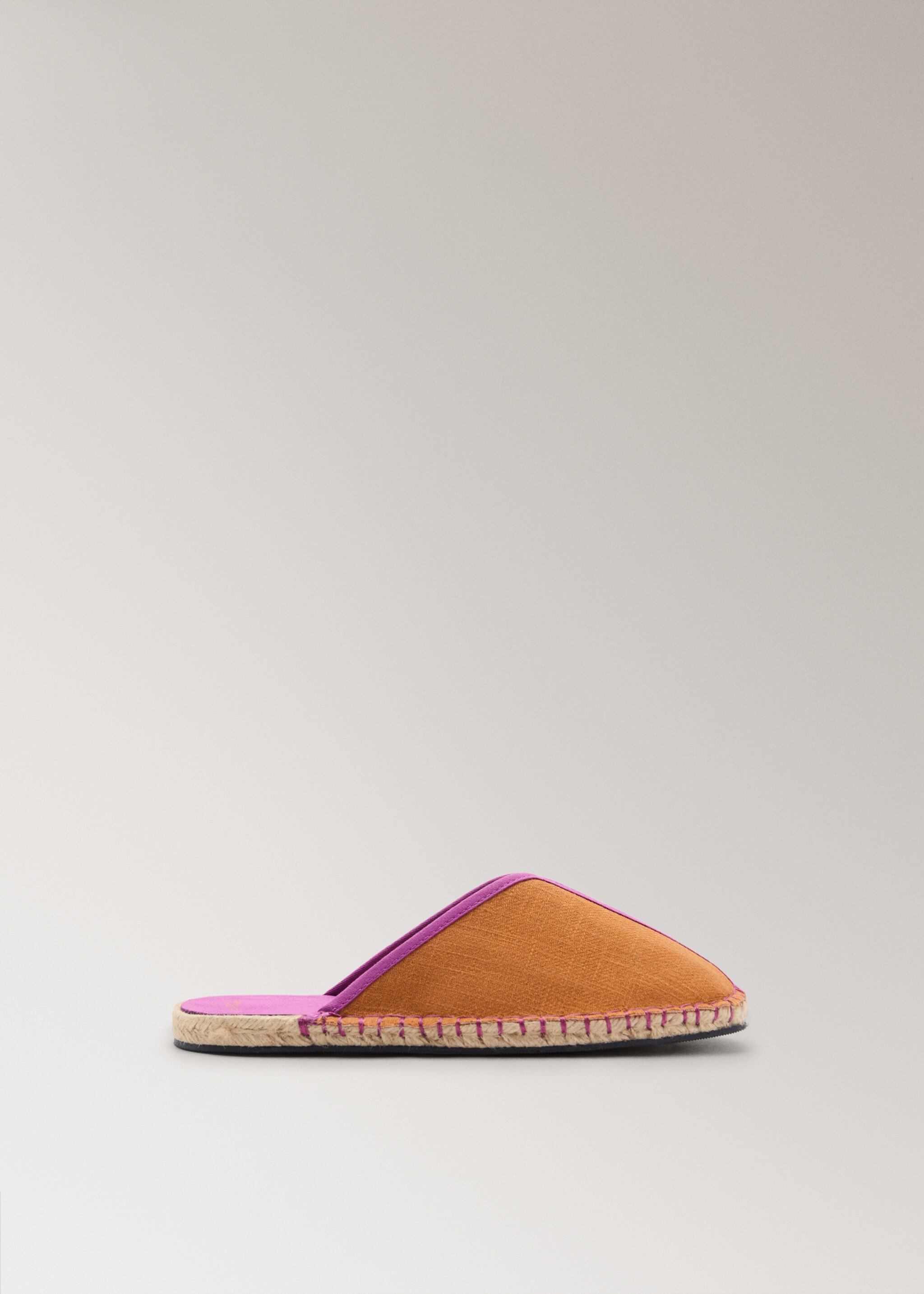 Chaussons ouverts à l’arrière avec détail contrastant - Article sans modèle, Ocre. Ref: 87023650-00.