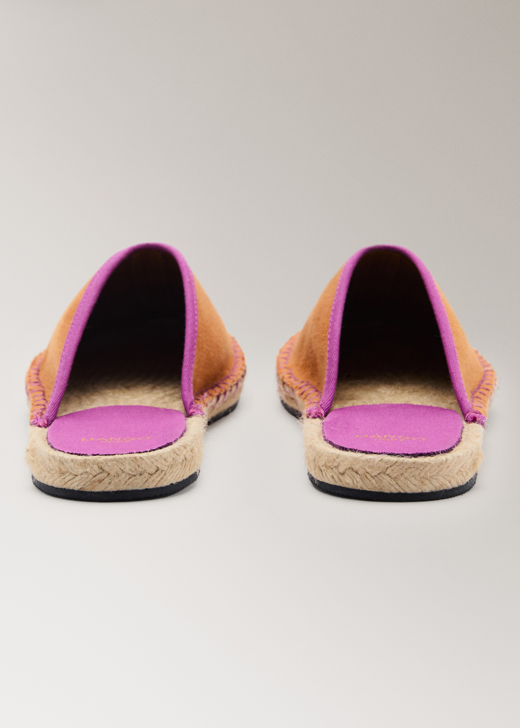 Chaussons ouverts à l’arrière avec détail contrastant - Détail de l'article 2, Ocre. Ref: 87023650-00.