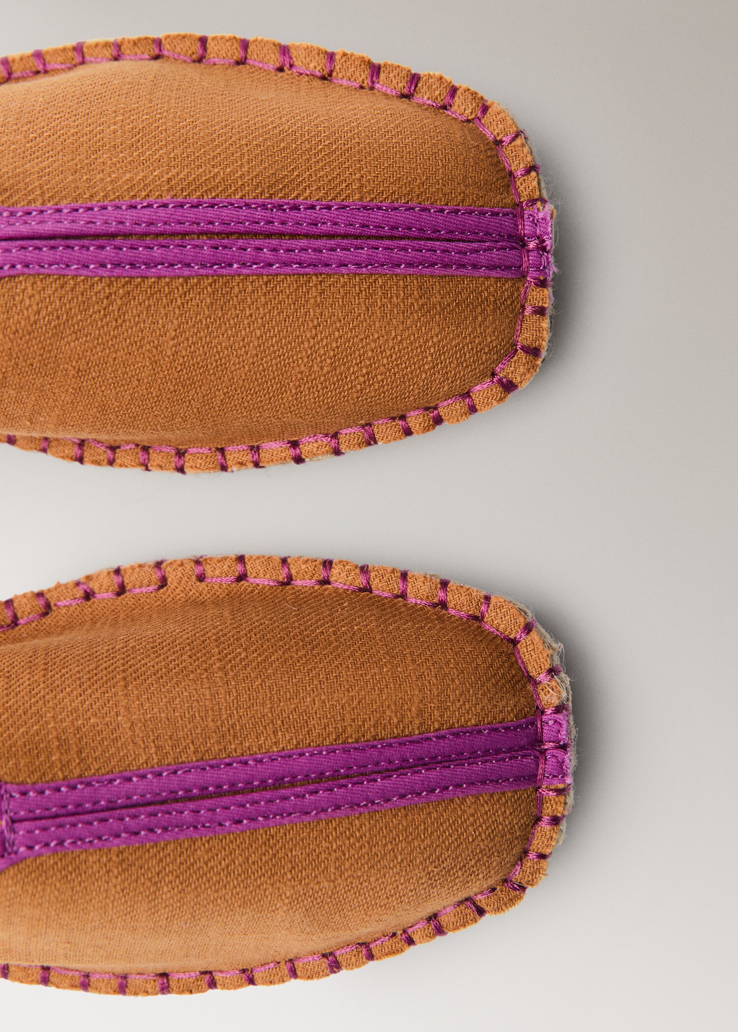 Chaussons ouverts à l’arrière avec détail contrastant - Détail de l'article 3