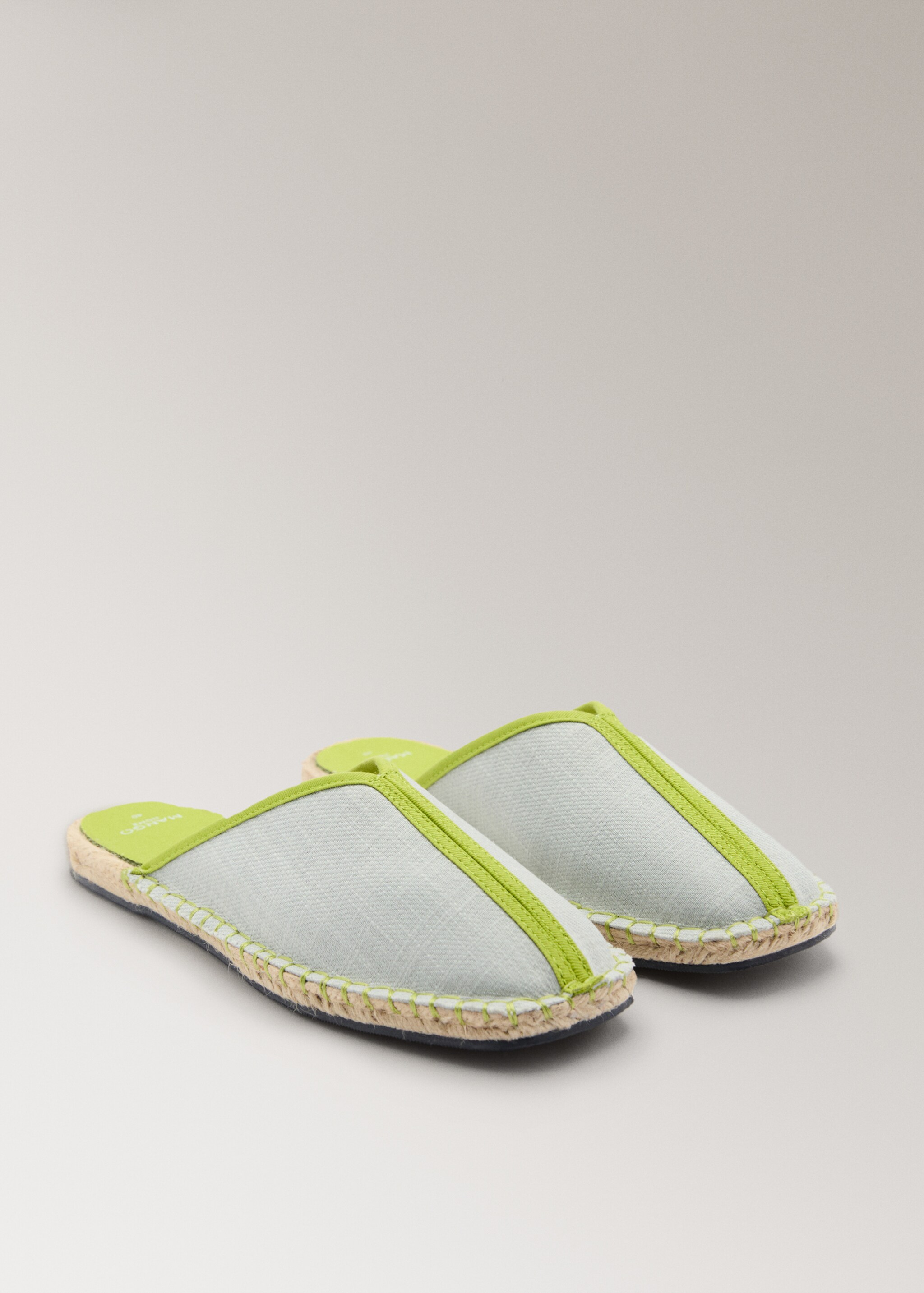 Chaussons ouverts à l’arrière avec détail contrastant - Plan moyen, Vert pastel. Ref: 87023650-00.