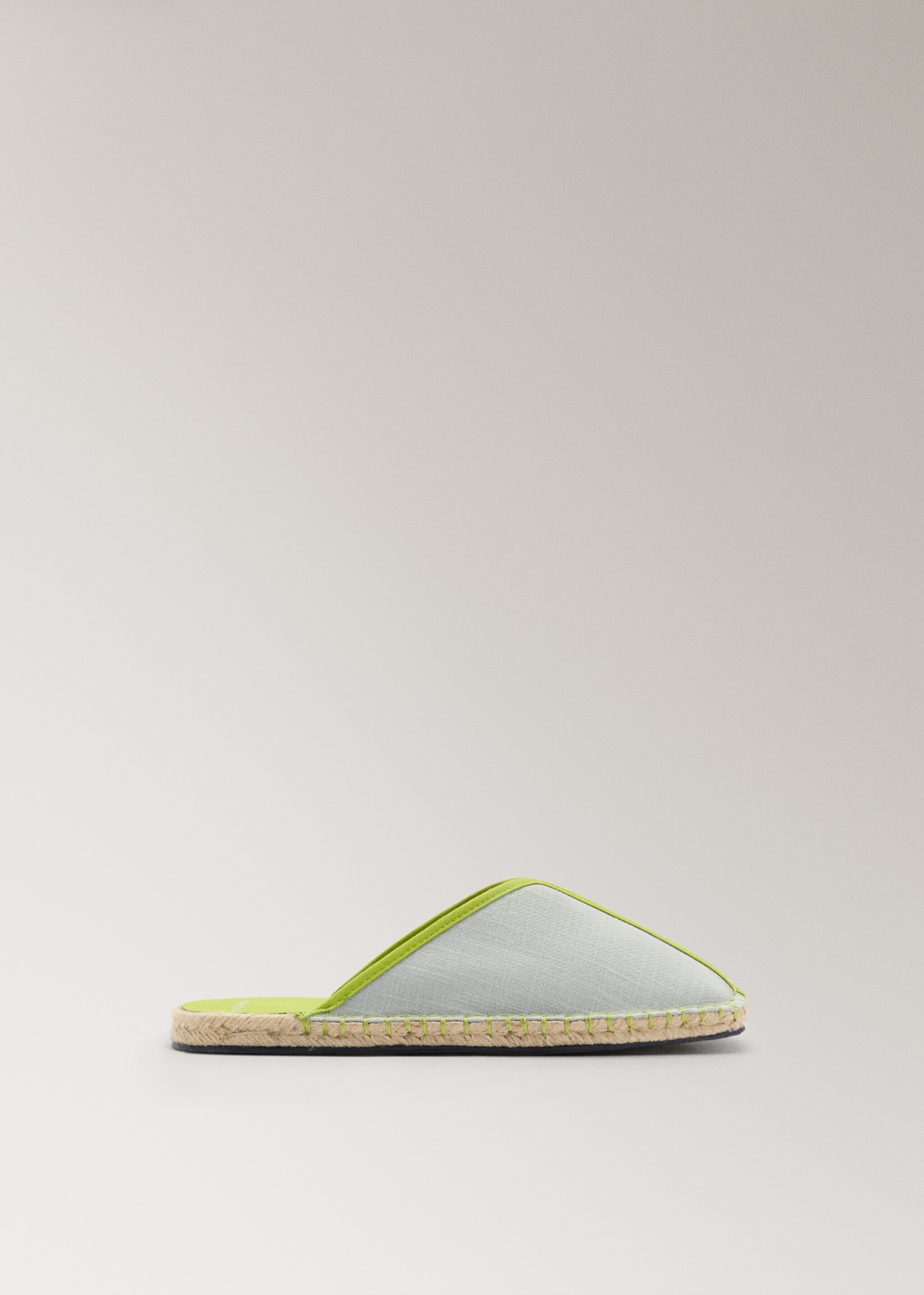 Chaussons ouverts à l’arrière avec détail contrastant - Article sans modèle, Vert pastel. Ref: 87023650-00.