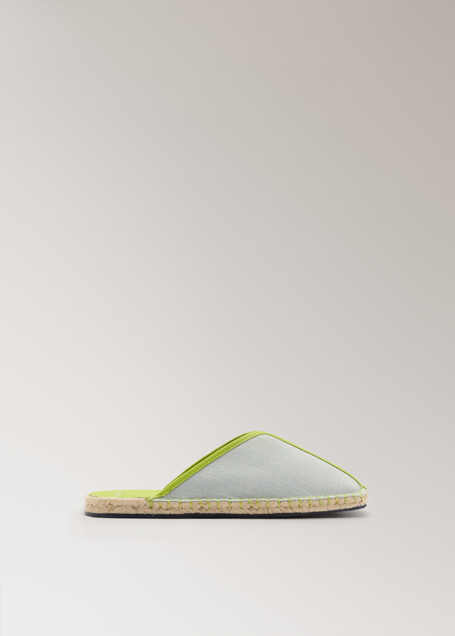 Chaussons ouverts à l’arrière avec détail contrastant - Article sans modèle