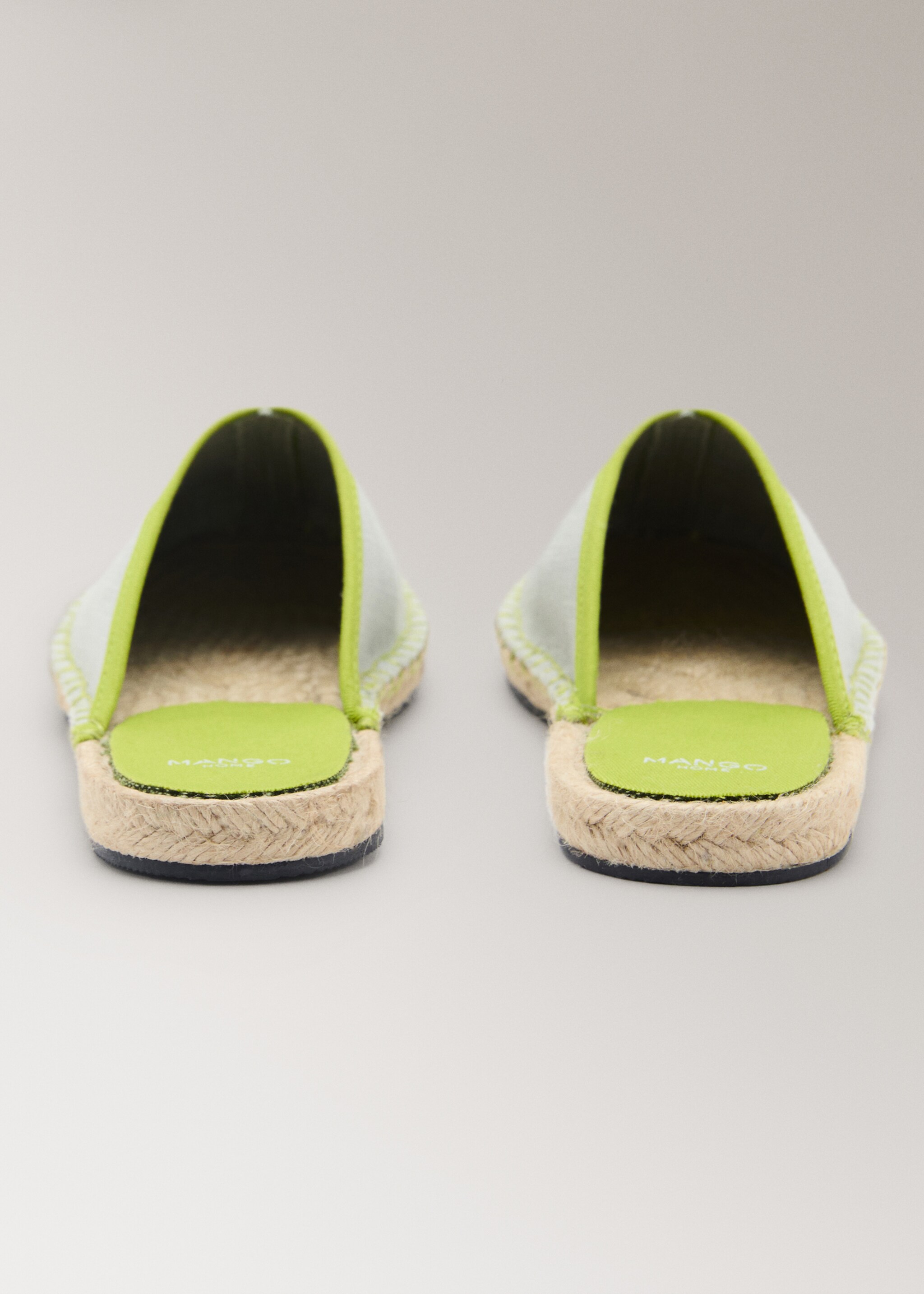 Chaussons ouverts à l’arrière avec détail contrastant - Détail de l'article 2, Vert pastel. Ref: 87023650-00.