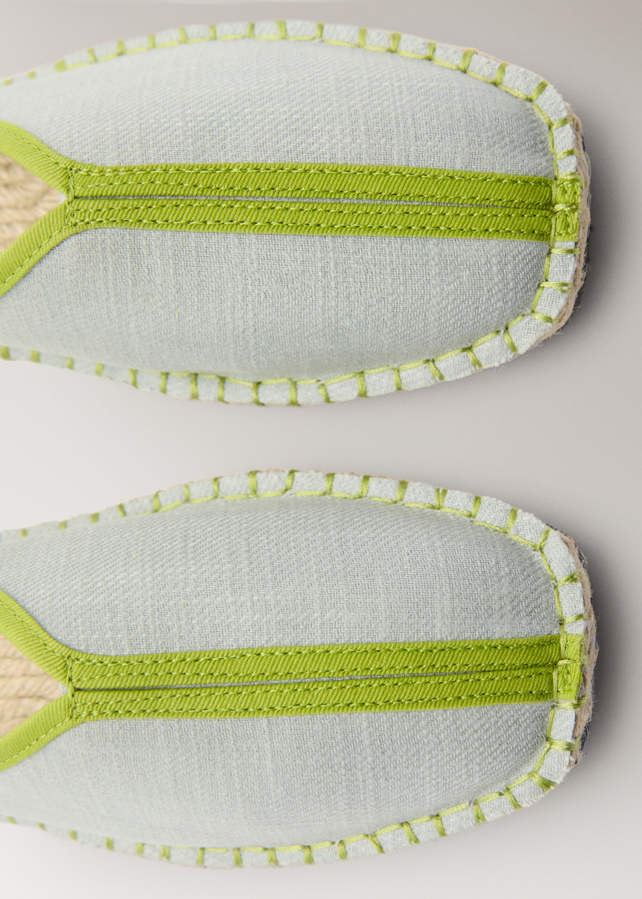 Chaussons ouverts à l’arrière avec détail contrastant - Détail de l'article 3, Vert pastel. Ref: 87023650-00.