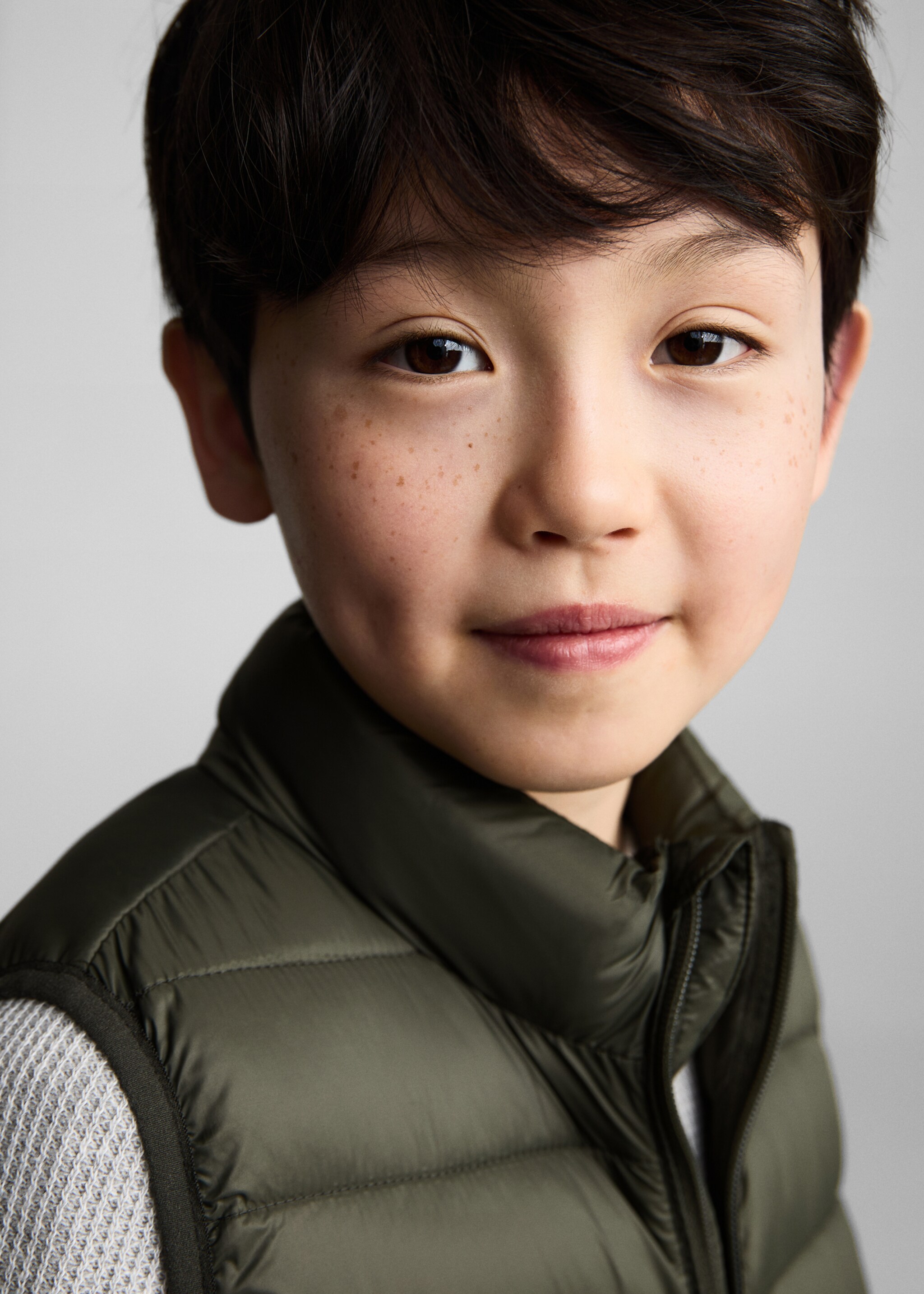 Quilted gilet - Details of the article 1, Khaki. Ref: 87023652-00.