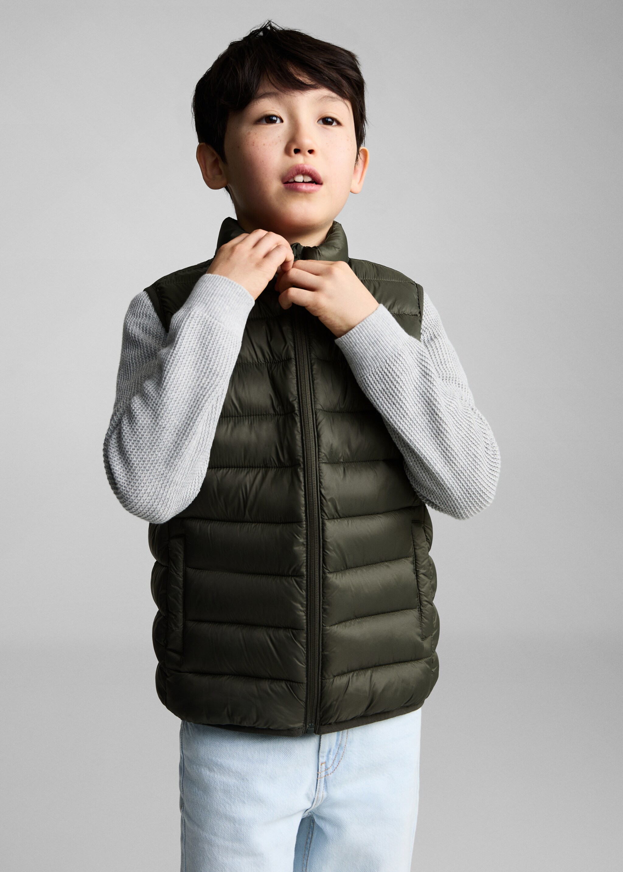 Quilted gilet - Details of the article 2, Khaki. Ref: 87023652-00.