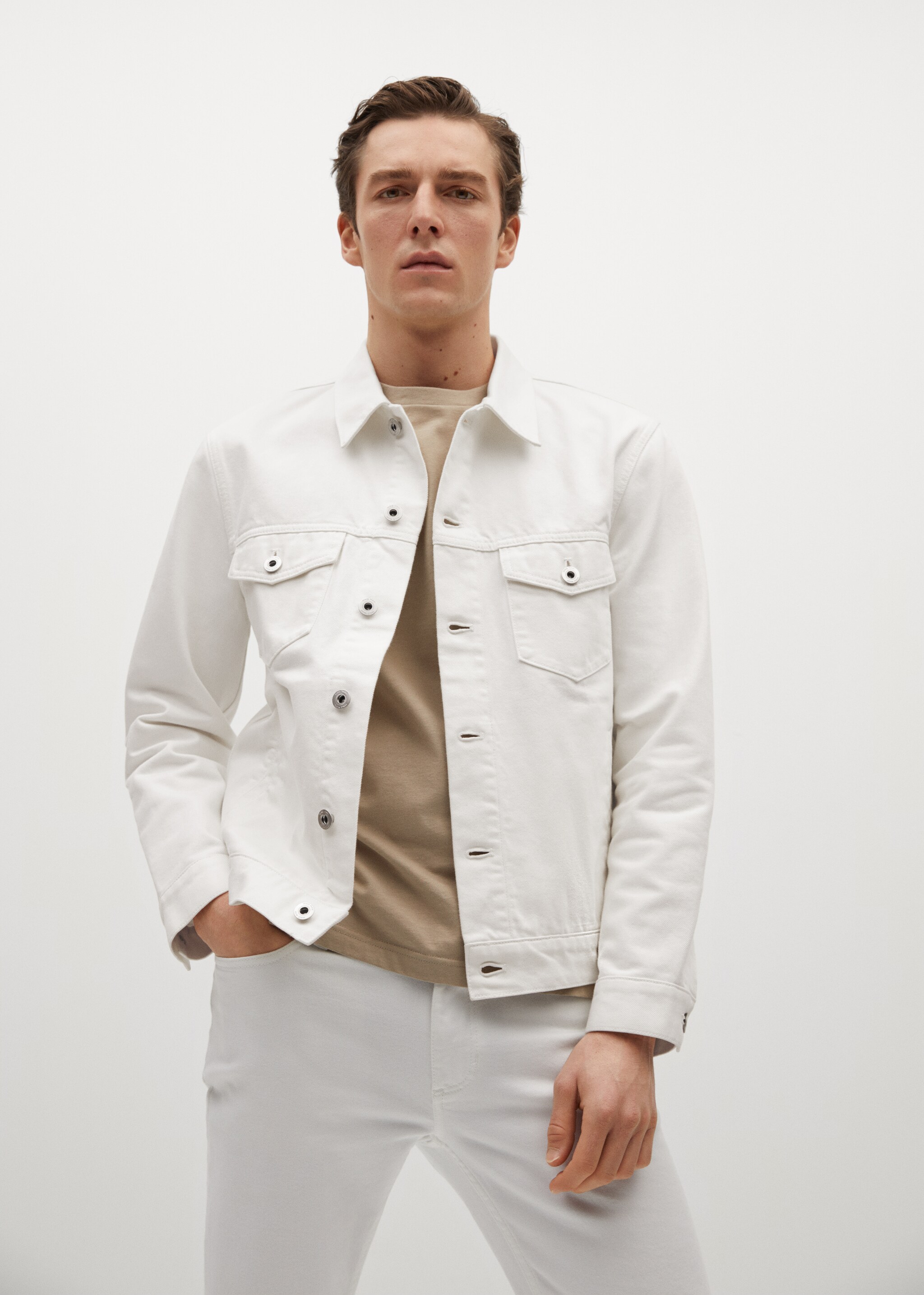 Chaqueta denim blanca - Plano medio