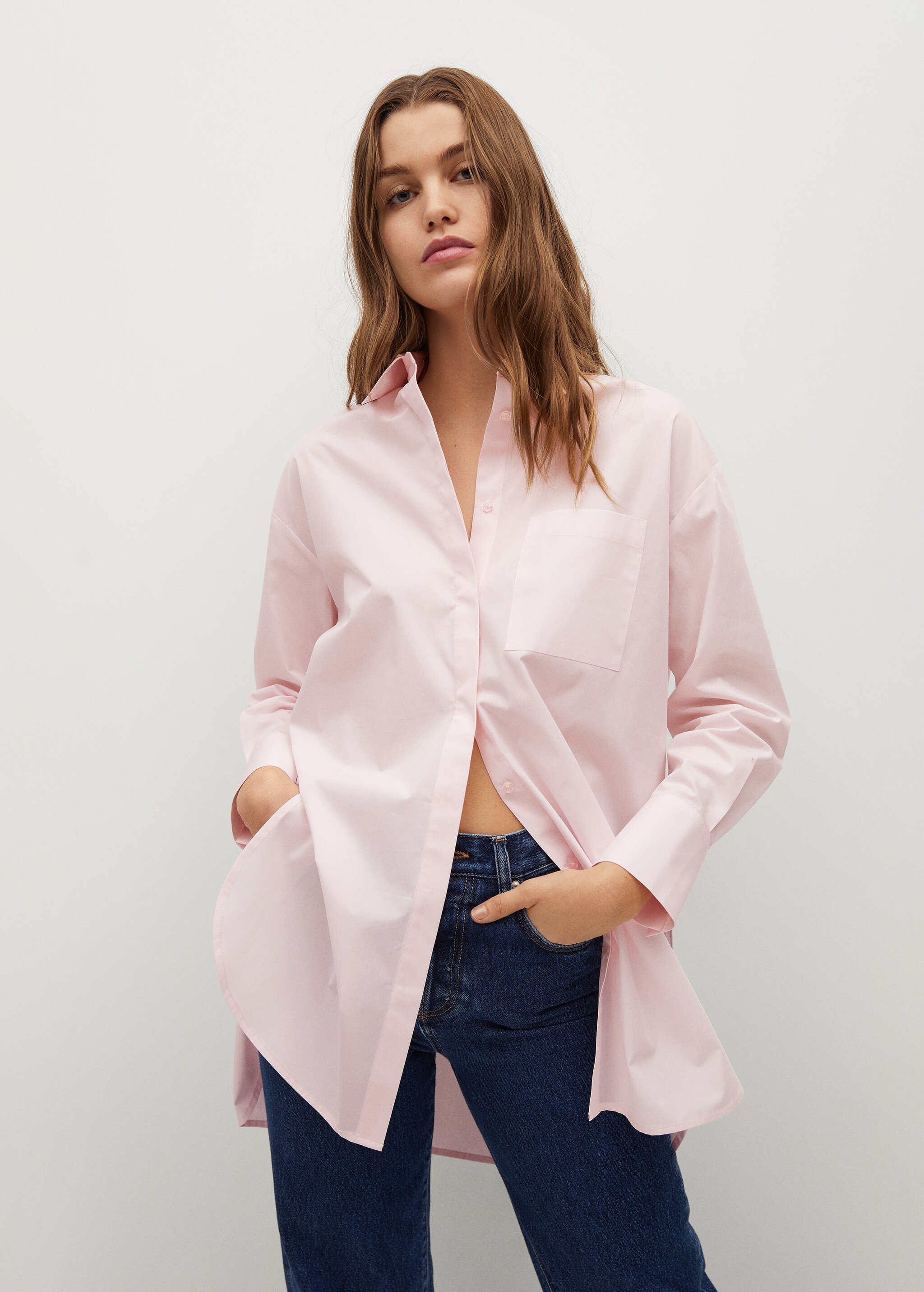 Camisa popelín oversize - Plano medio