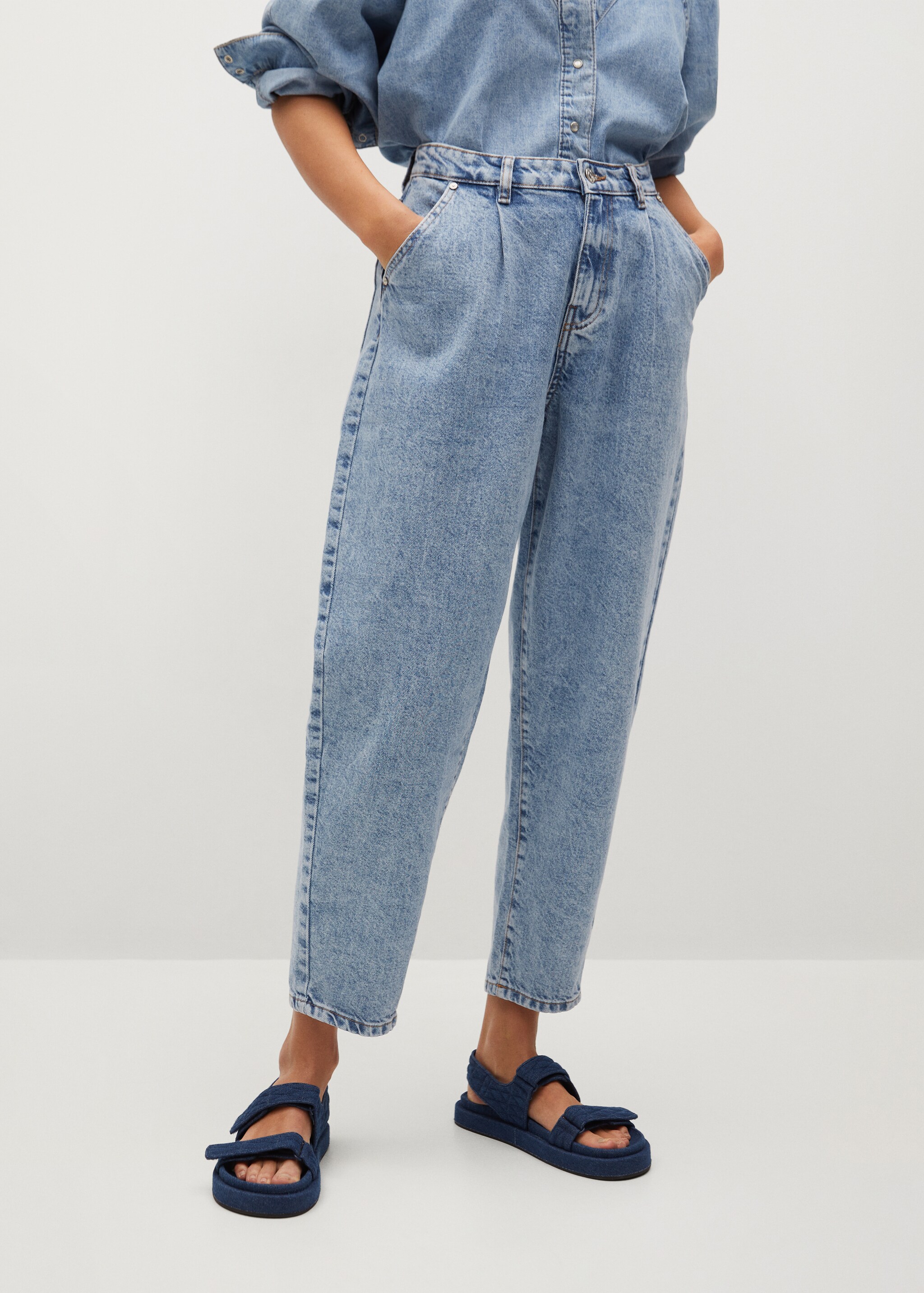 Jeans slouchy pinzas  - Plano medio