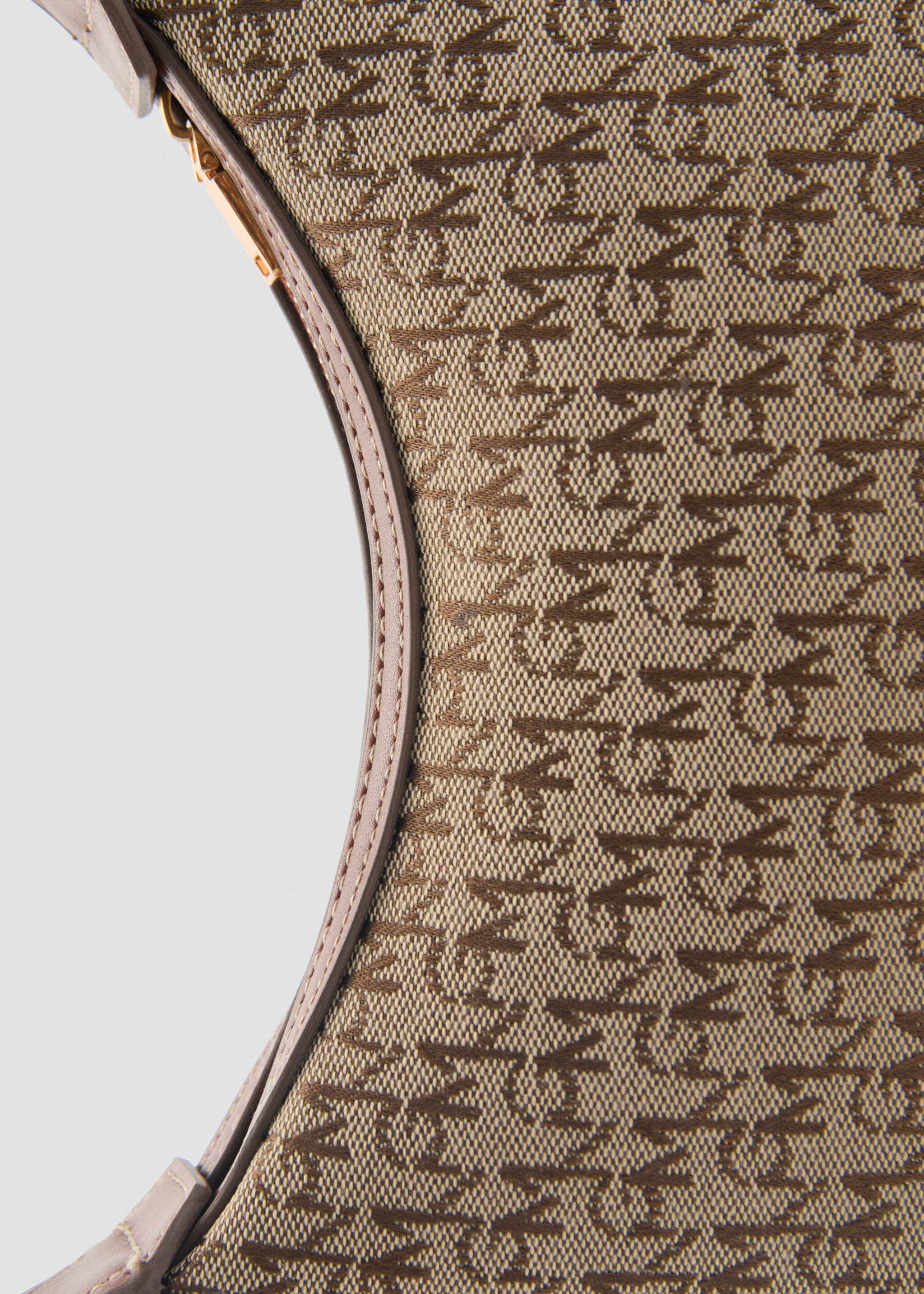 Bossa espatlla estampat logotip - Detall de l'article 2, Marró. Ref: 87024067-00.