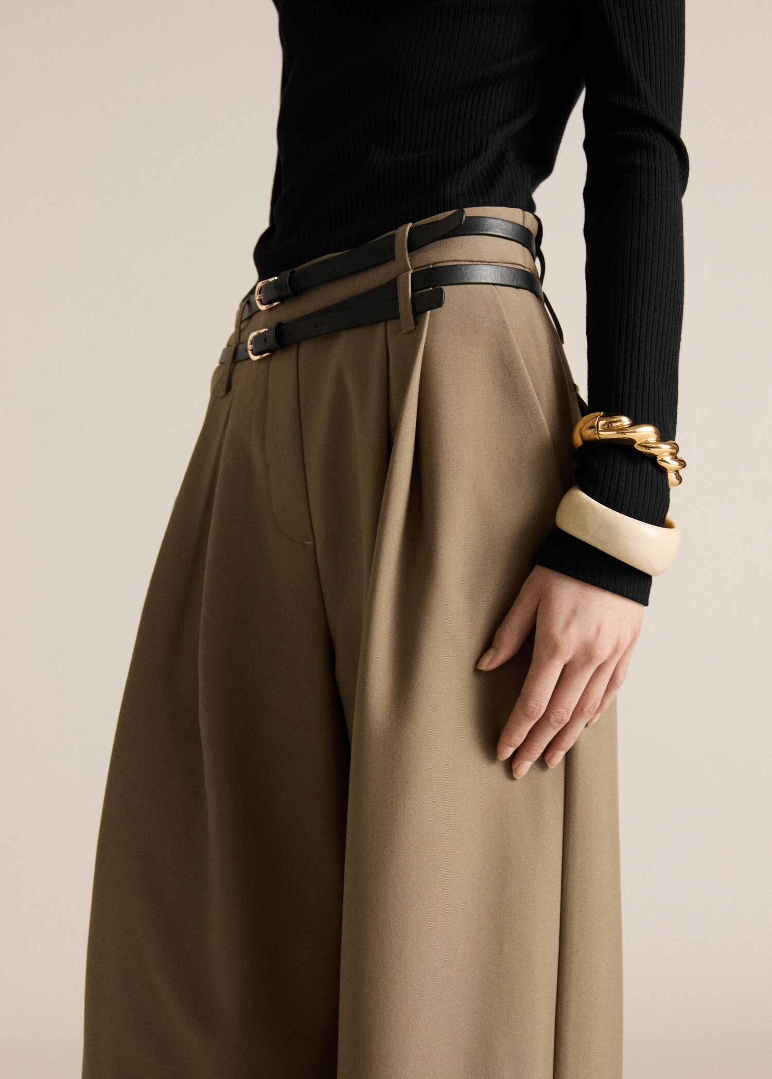 Combined-fabric jumpsuit with belt - Details of the article 6