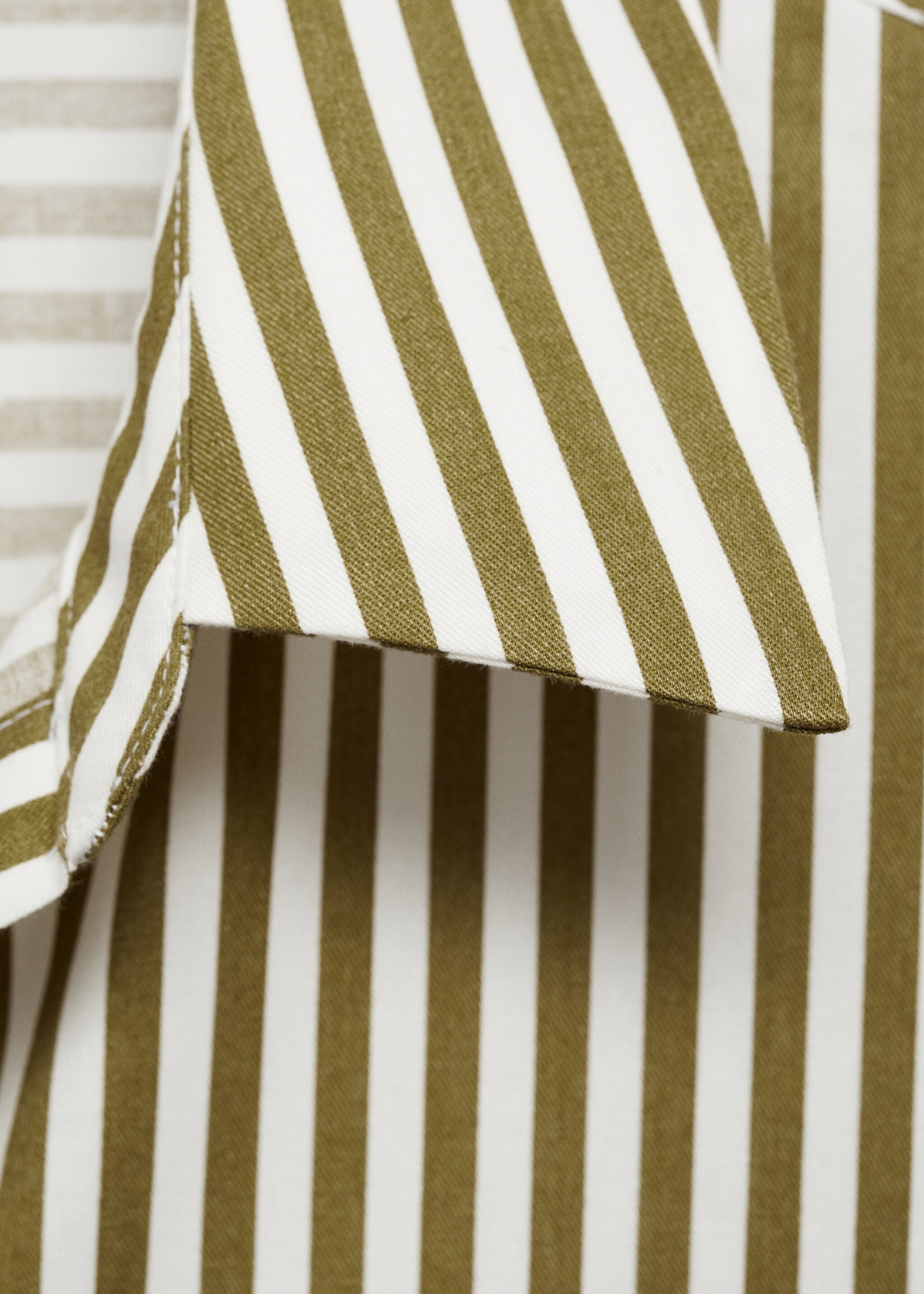 Chemise rayée et poche contrastante - Détail de l'article 8, Vert. Ref: 87024071-00.