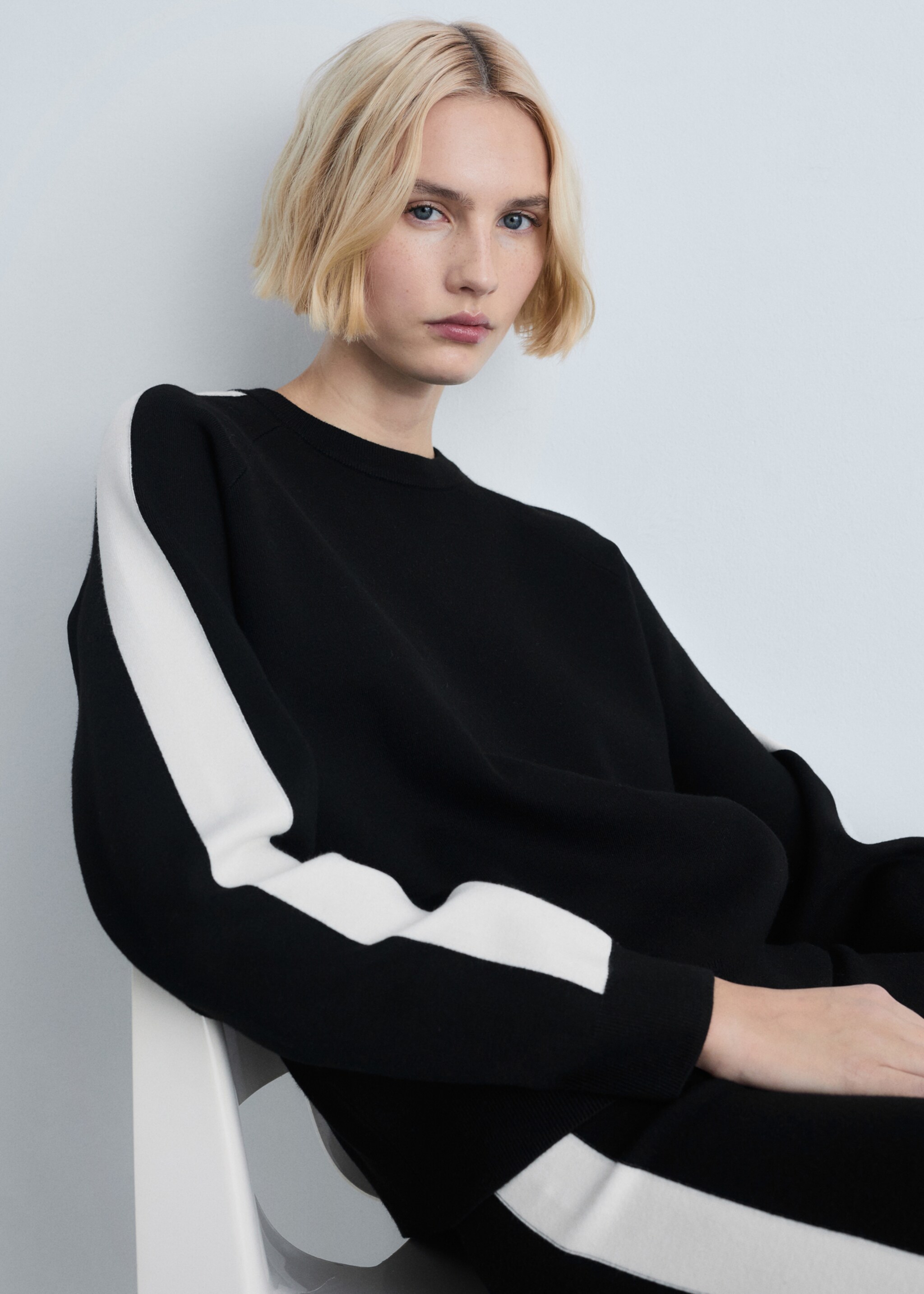 Contrasting stripe knitted sweater - Details of the article 1, Black. Ref: 87024076-00.